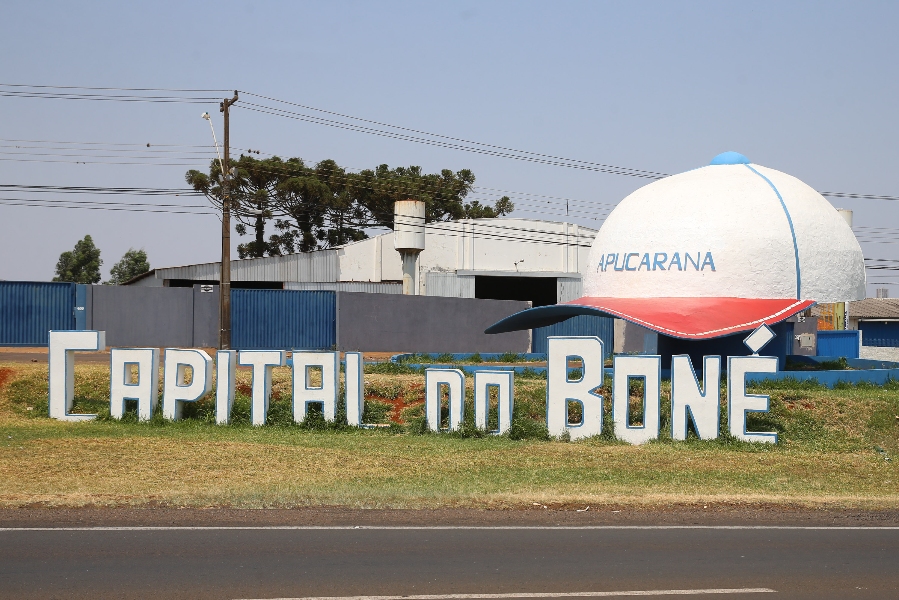 FEITO NO PARANA - Apucarana Capital do Bone.Conhecida e reconhecida como a capital nacional do boné, a cidade de Apucarana fica no norte do Paraná  concentra de 70% a 80% de toda a produção de bonés no Brasil. A produção de bonés é responsável pela grande parte da geração de empregos diretos e indiretos neste polo.05/10/2020 - Foto: Geraldo Bubniak/AEN
