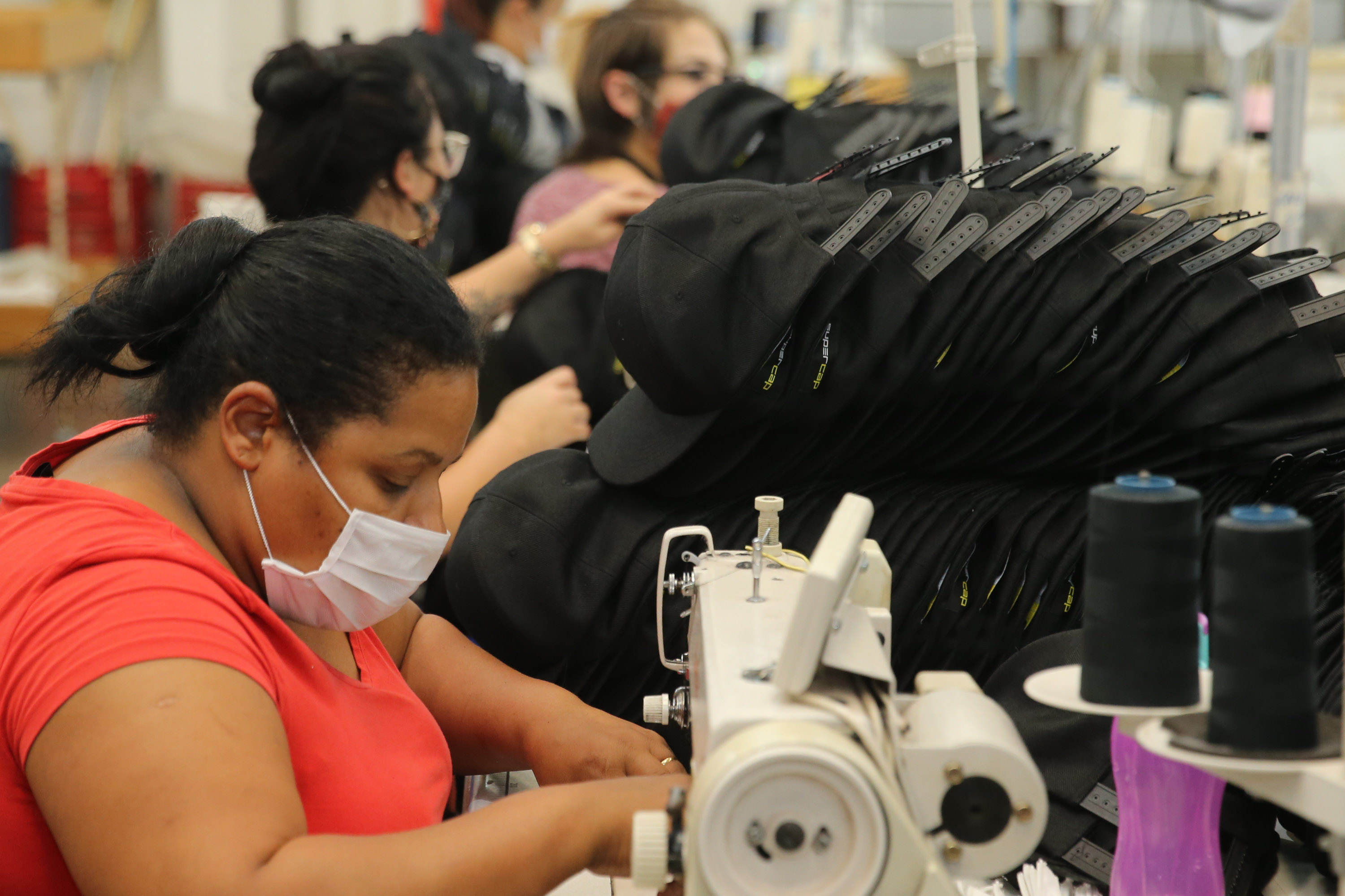 FEITO NO PARANA - Apucarana Capital do Bone.Blue Ocean Confecções em Apucarana05/10/2020 - Foto: Geraldo Bubniak/AEN
