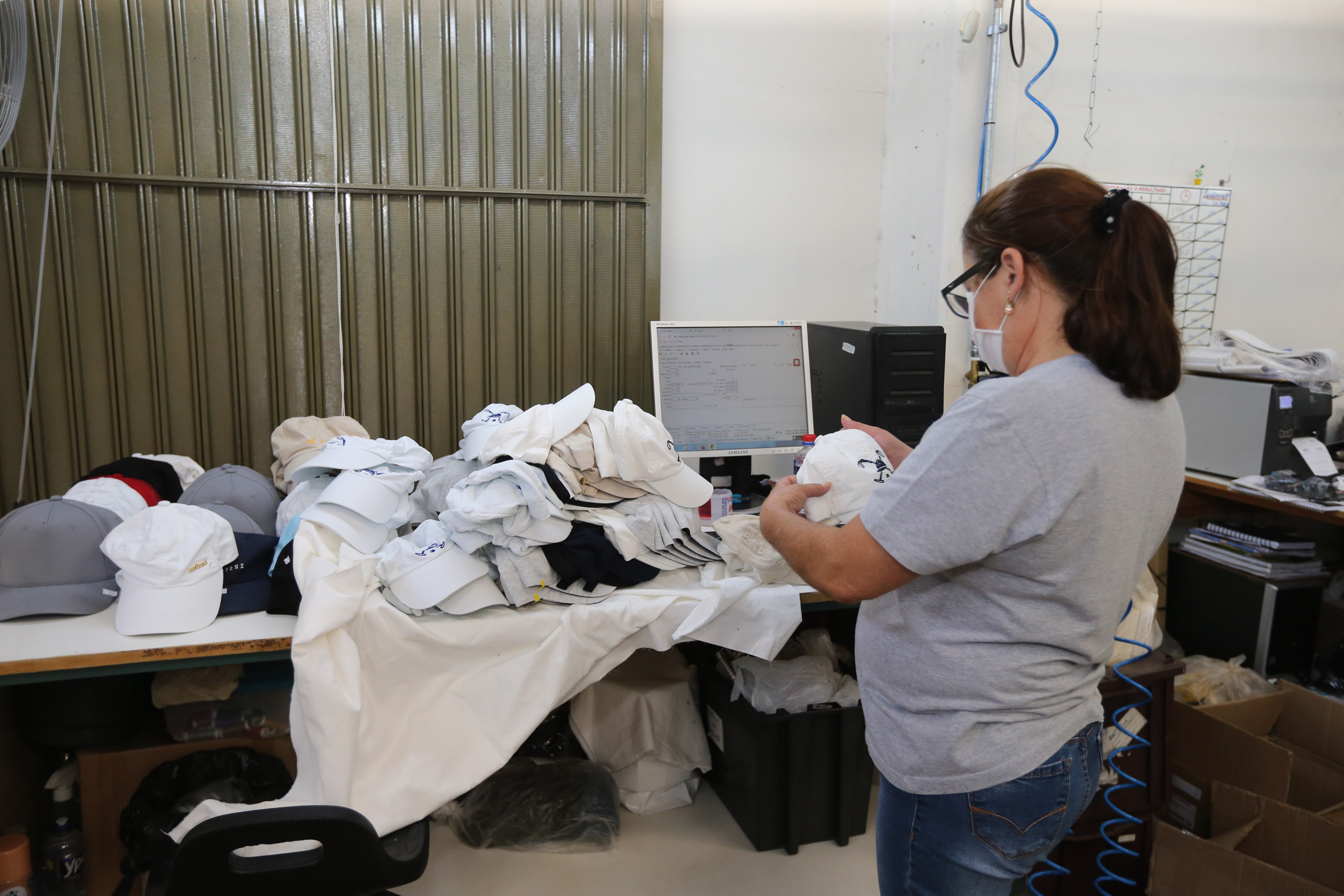 FEITO NO PARANA - Apucarana Capital do Bone.Blue Ocean Confecções em Apucarana05/10/2020 - Foto: Geraldo Bubniak/AEN