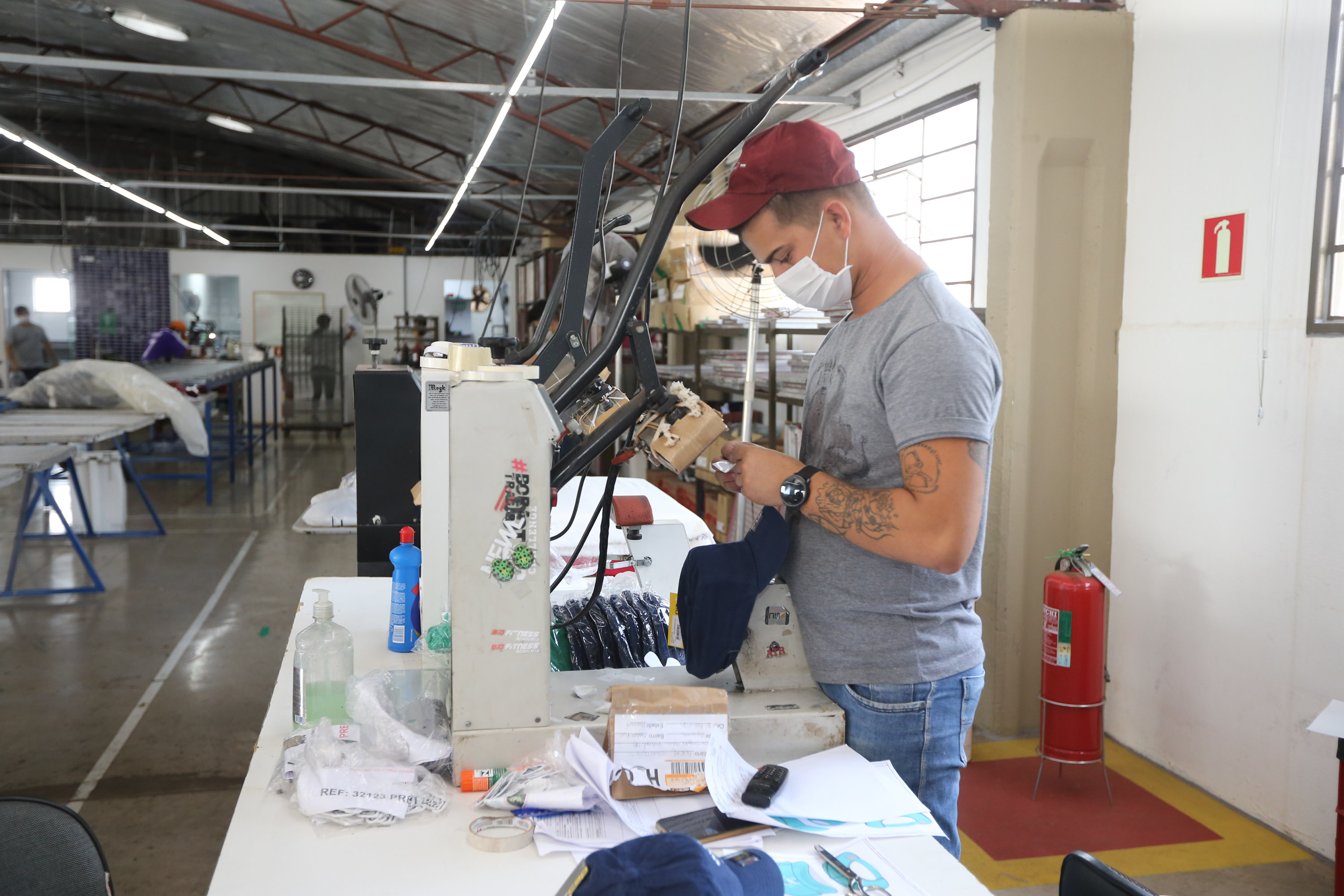 FEITO NO PARANA - Apucarana Capital do Bone.Blue Ocean Confecções em Apucarana05/10/2020 - Foto: Geraldo Bubniak/AEN