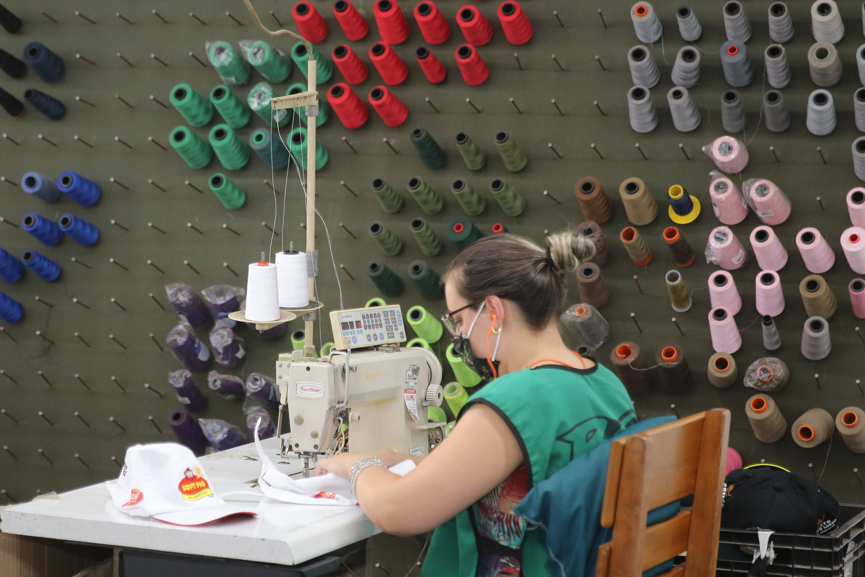 FEITO NO PARANA - Apucarana Capital do Bone. Empresa B2 Brindes.05/10/2020 - Foto: Geraldo Bubniak/AEN