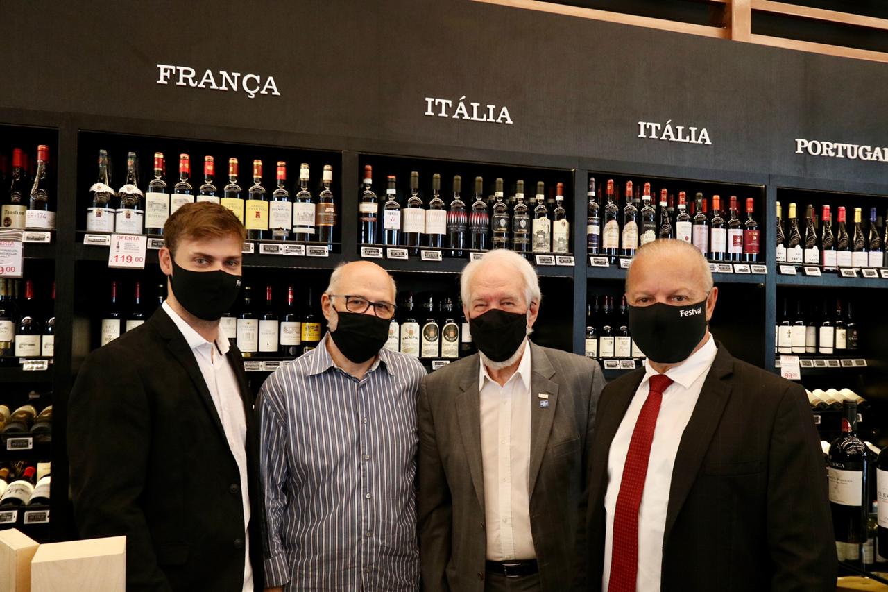 O governador Ratinho Junior e o vice-governador, Darci Piana,  durante a inauguração da 13ª loja da rede de supermercados Festval do grupo Beal em Curitiba. Foto: Camila Tonett