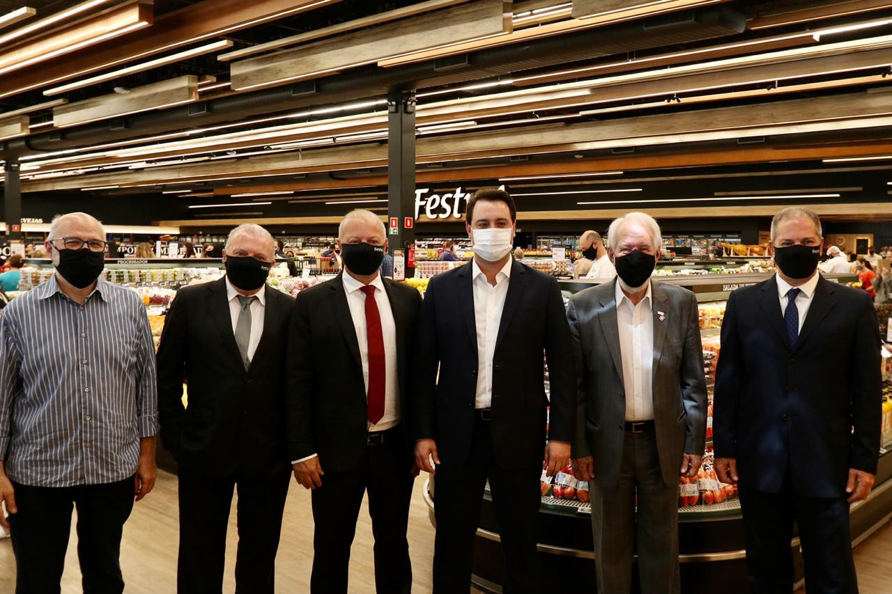 O governador Ratinho Junior e o vice-governador, Darci Piana,  durante a inauguração da 13ª loja da rede de supermercados Festval do grupo Beal em Curitiba. Foto: Camila Tonett