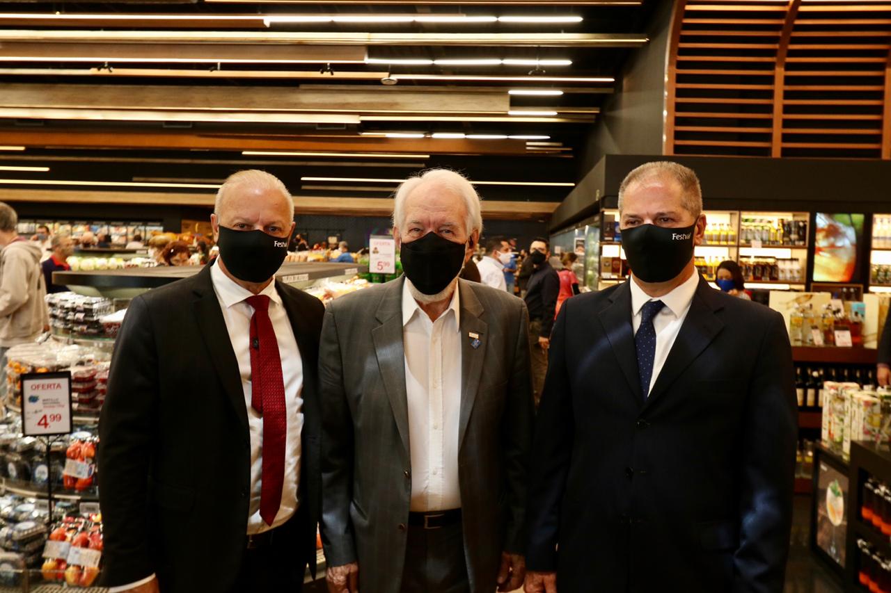 O governador Ratinho Junior e o vice-governador, Darci Piana,  durante a inauguração da 13ª loja da rede de supermercados Festval do grupo Beal em Curitiba. Foto: Camila Tonett