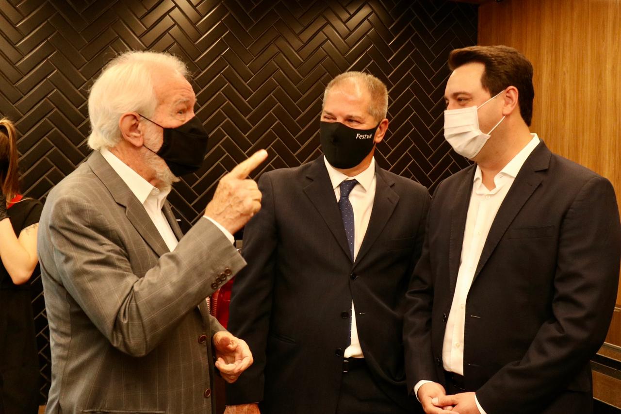 O governador Ratinho Junior e o vice-governador, Darci Piana,  durante a inauguração da 13ª loja da rede de supermercados Festval do grupo Beal em Curitiba. Foto: Camila Tonett