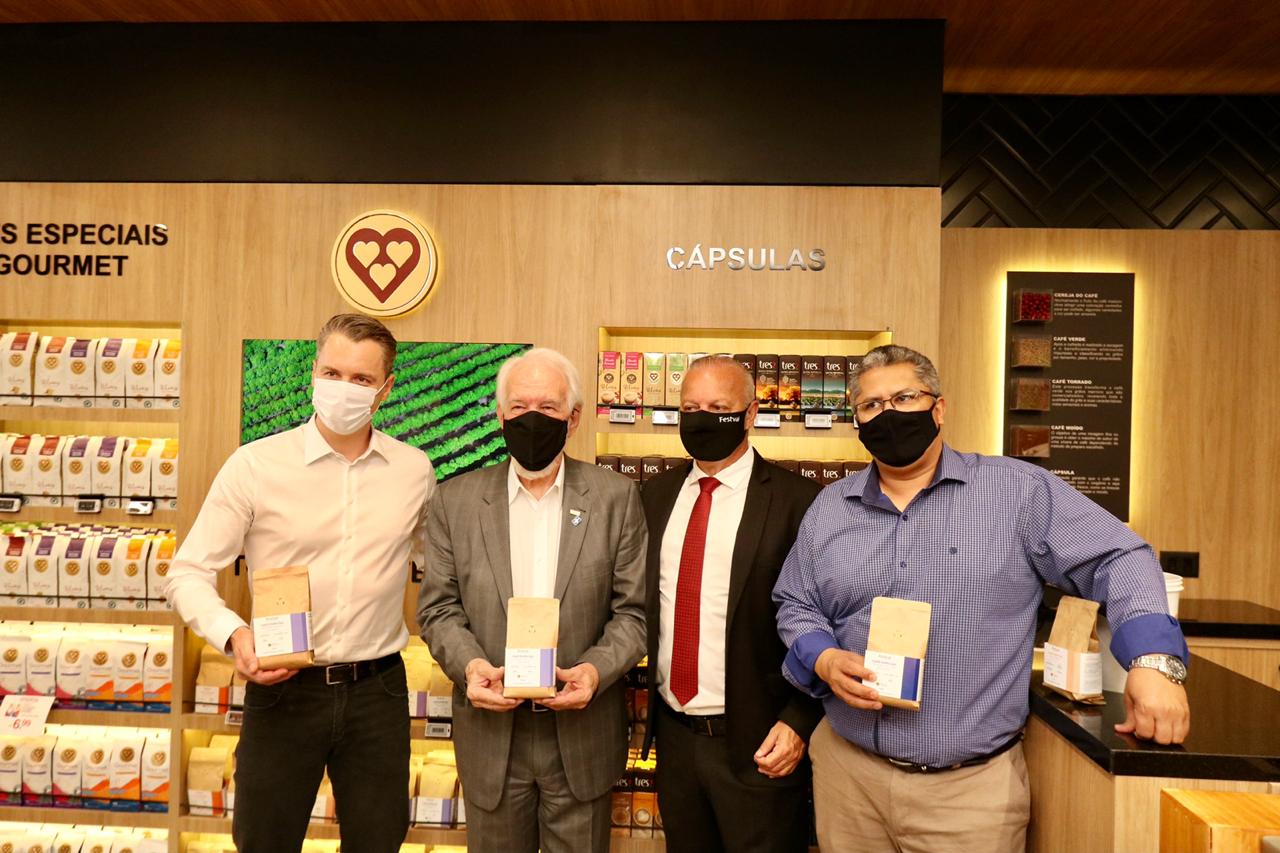 O governador Ratinho Junior e o vice-governador, Darci Piana,  durante a inauguração da 13ª loja da rede de supermercados Festval do grupo Beal em Curitiba. Foto: Camila Tonett