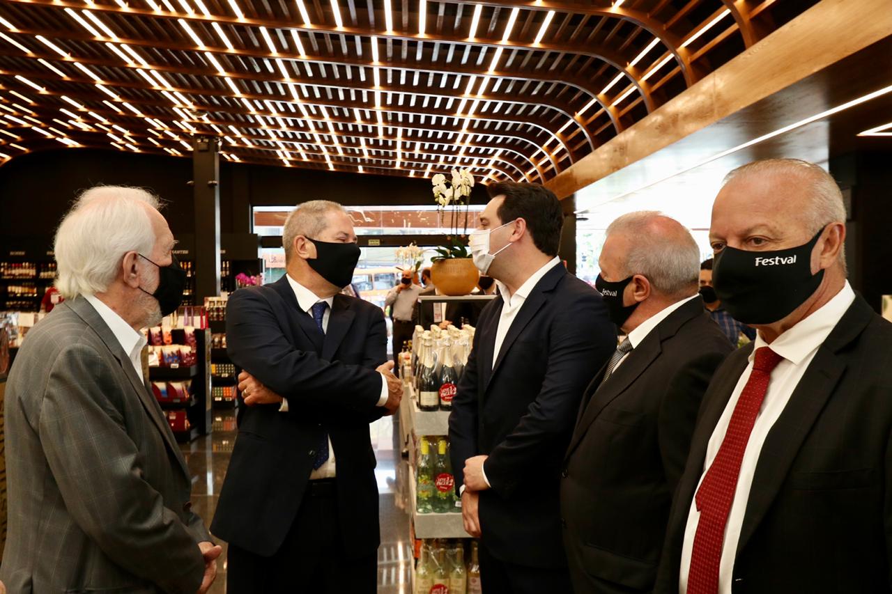O governador Ratinho Junior e o vice-governador, Darci Piana,  durante a inauguração da 13ª loja da rede de supermercados Festval do grupo Beal em Curitiba. Foto: Camila Tonett