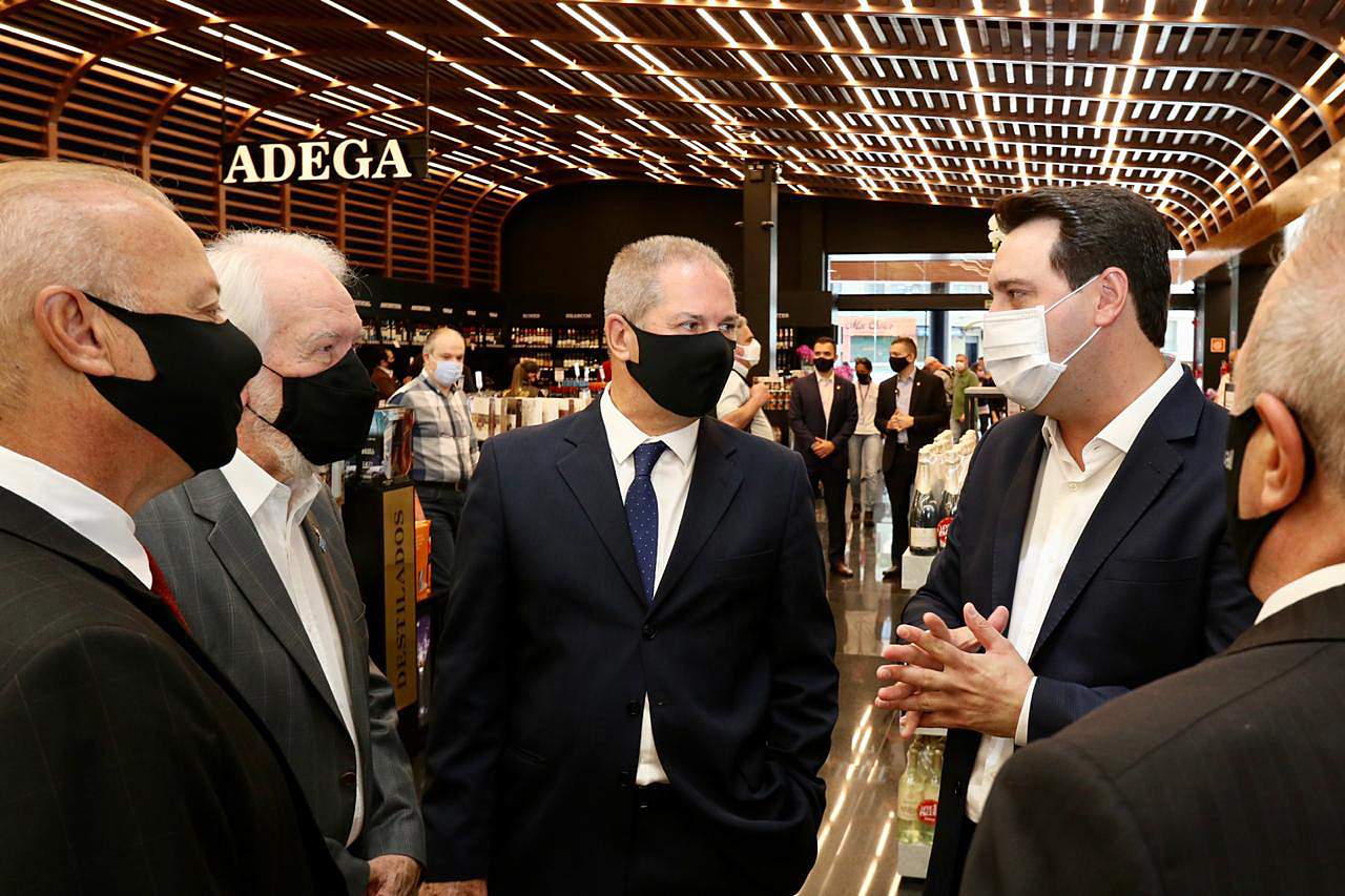 O governador Ratinho Junior e o vice-governador, Darci Piana,  durante a inauguração da 13ª loja da rede de supermercados Festval do grupo Beal em Curitiba. Foto: Camila Tonett