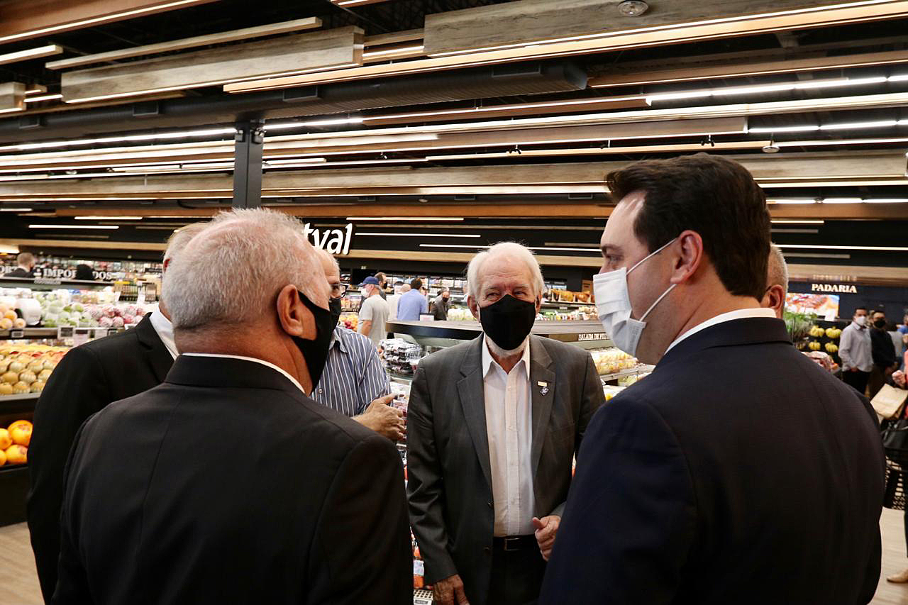 O governador Ratinho Junior e o vice-governador, Darci Piana,  durante a inauguração da 13ª loja da rede de supermercados Festval do grupo Beal em Curitiba. Foto: Camila Tonett