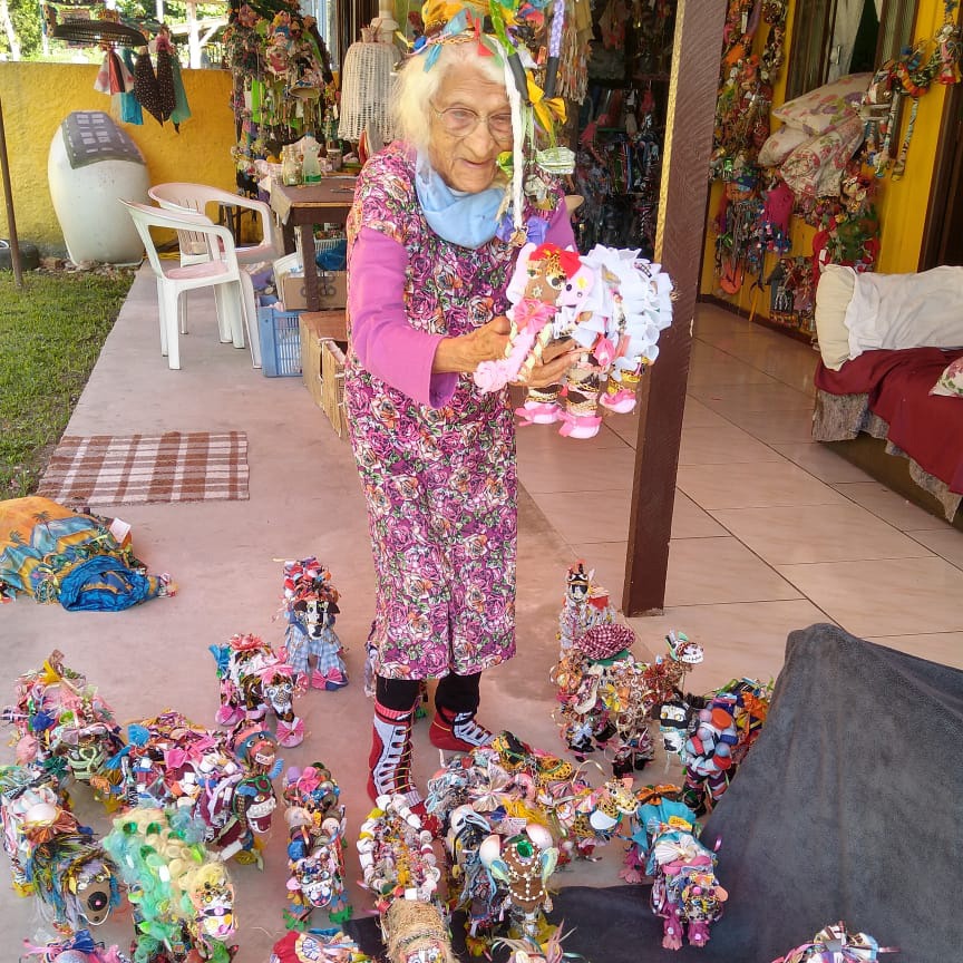 A artista paranaense Efigênia Rolim será o tema da próxima oficina artística e de uma mediação online. Conhecida como “rainha do papel de bala”, a artista também é poeta e contadora de histórias. A inspiração para suas obras parte do material reciclado: são bonecos, brinquedos, instrumentos musicais e peças de vestuário.Foto:MON