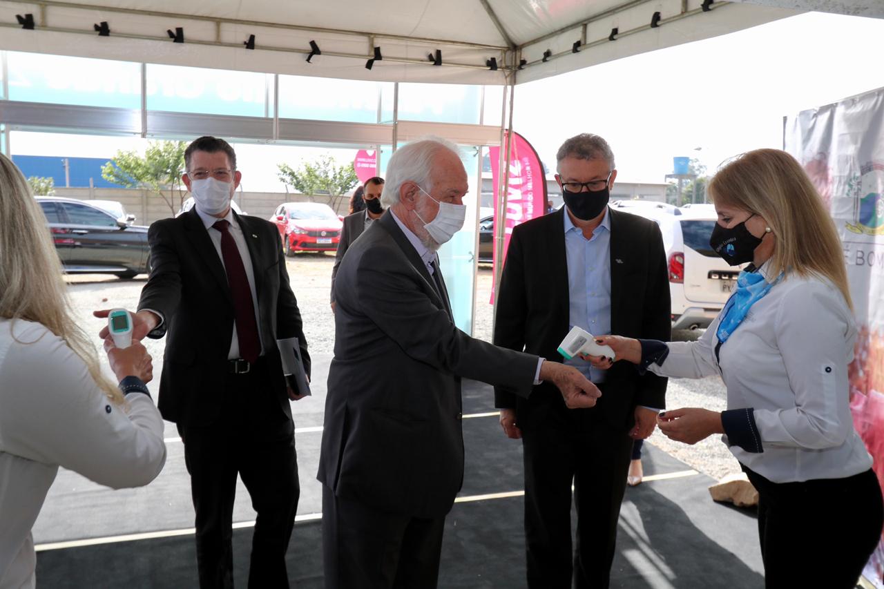 Promovido pela Invest Paraná, rodada de negócios reúne quem compra e quem vende produtos e serviços no município para facilitar investimentos que gerem emprego e renda. Participam 25 empresas âncoras e 75 pequenas empresas.

Foto: Camila Tonett.