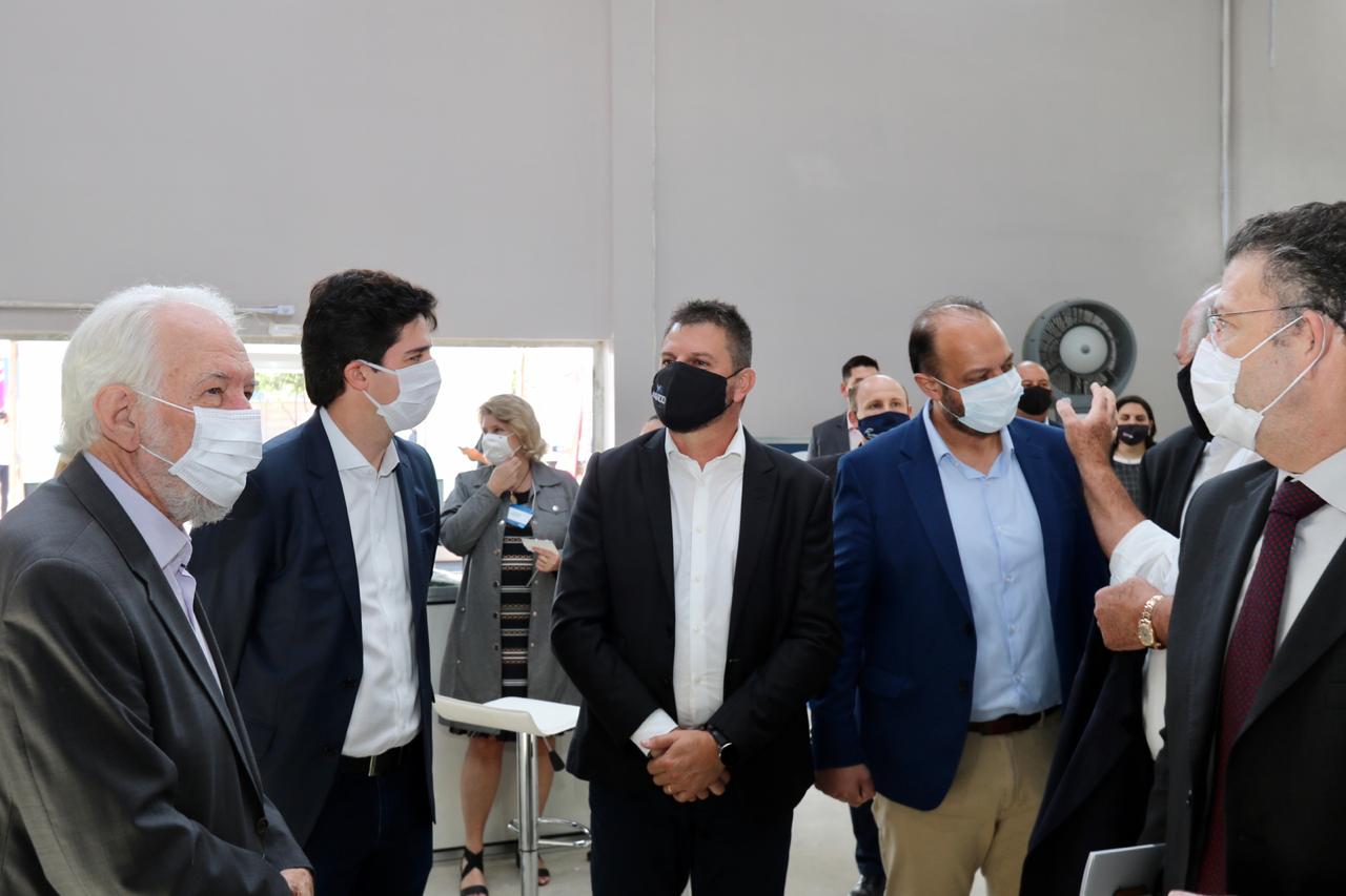 Promovido pela Invest Paraná, rodada de negócios reúne quem compra e quem vende produtos e serviços no município para facilitar investimentos que gerem emprego e renda. Participam 25 empresas âncoras e 75 pequenas empresas.

Foto: Camila Tonett.