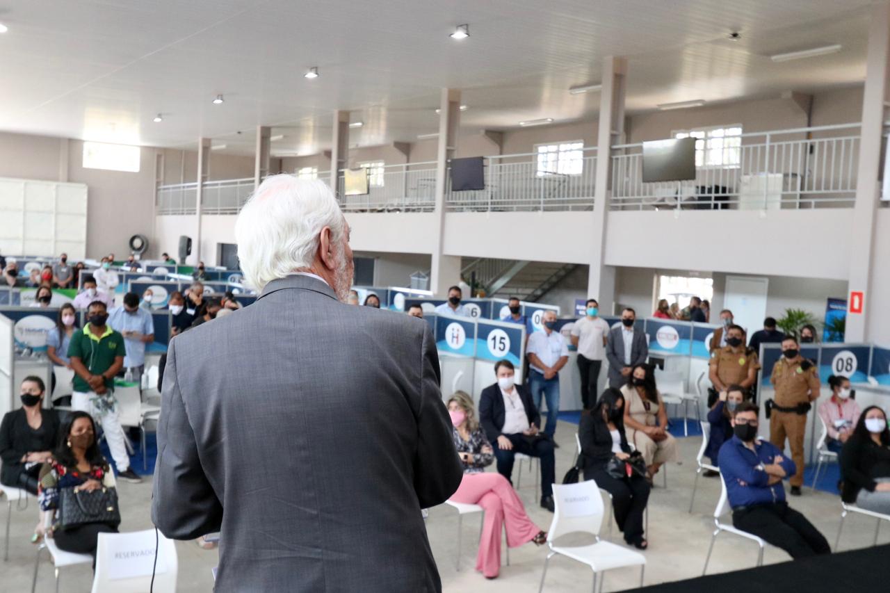 Promovido pela Invest Paraná, rodada de negócios reúne quem compra e quem vende produtos e serviços no município para facilitar investimentos que gerem emprego e renda. Participam 25 empresas âncoras e 75 pequenas empresas.

Foto: Camila Tonett.