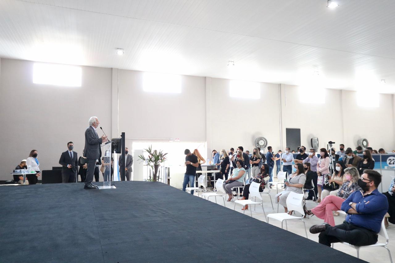 Promovido pela Invest Paraná, rodada de negócios reúne quem compra e quem vende produtos e serviços no município para facilitar investimentos que gerem emprego e renda. Participam 25 empresas âncoras e 75 pequenas empresas.

Foto: Camila Tonett.