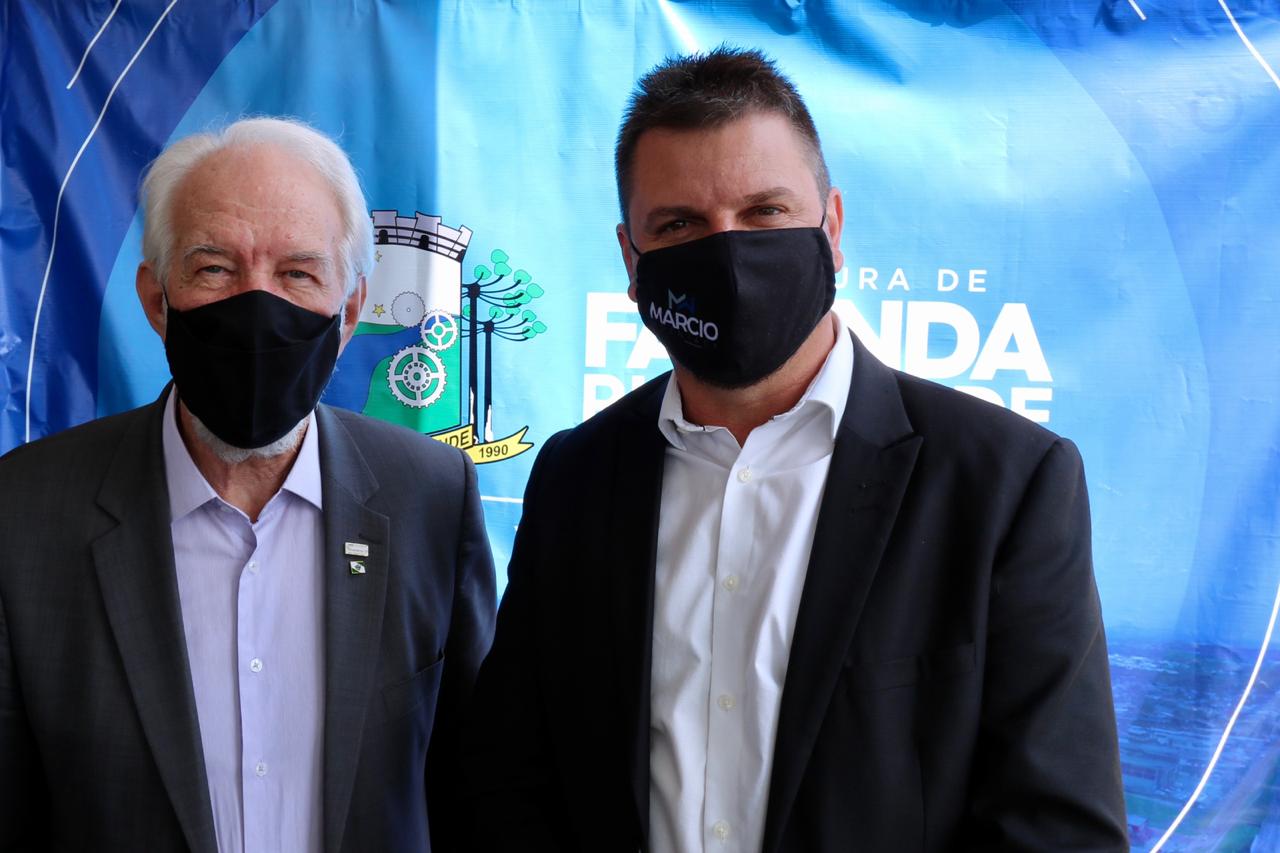 Promovido pela Invest Paraná, rodada de negócios reúne quem compra e quem vende produtos e serviços no município para facilitar investimentos que gerem emprego e renda. Participam 25 empresas âncoras e 75 pequenas empresas.

Foto: Camila Tonett.