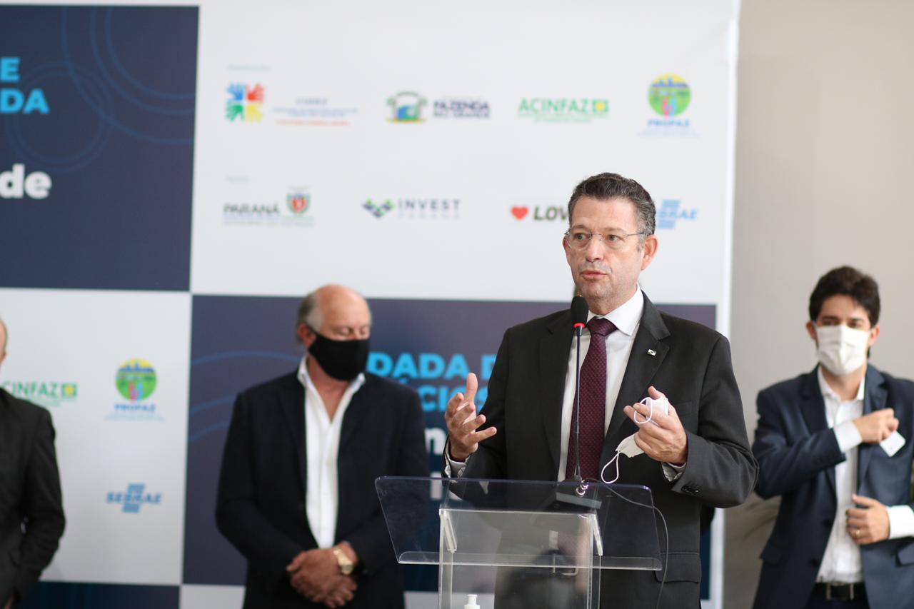 Promovido pela Invest Paraná, rodada de negócios reúne quem compra e quem vende produtos e serviços no município para facilitar investimentos que gerem emprego e renda. Participam 25 empresas âncoras e 75 pequenas empresas.

Foto: Camila Tonett.