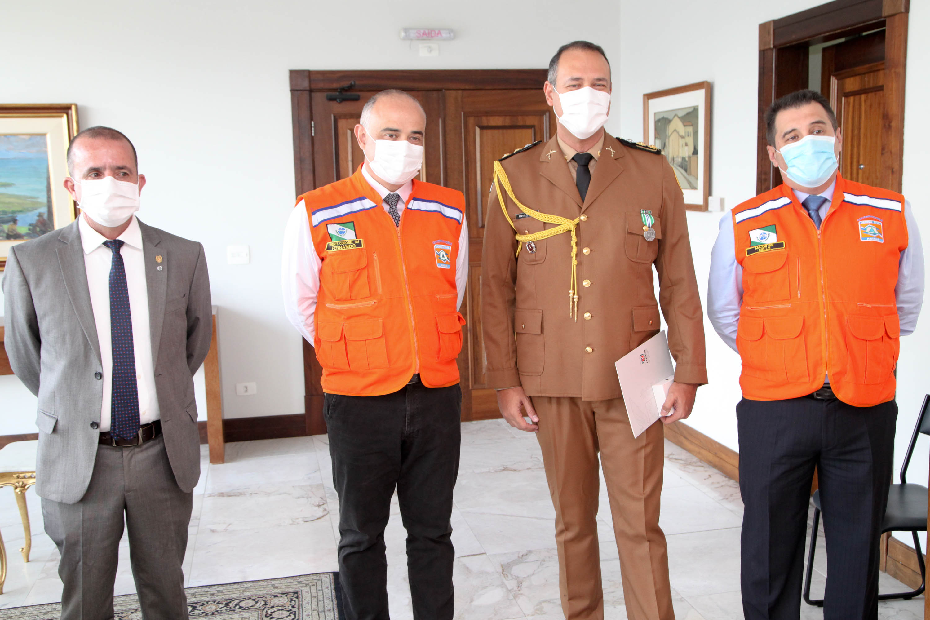 O governador Carlos Massa Ratinho Junior afirmou nesta quarta-feira (21) que a Casa Militar e a Defesa Civil do Estado desempenham papel fundamental de apoio à população no enfrentamento da pandemia do novo coronavírus no Paraná, a primeira com a logística do transporte aéreo dos testes e a segunda com a capacidade de organização e distribuição de insumos e Equipamentos de Proteção Individual (EPIs), além da participação efetiva em ações solidárias e de ajuda humanitária