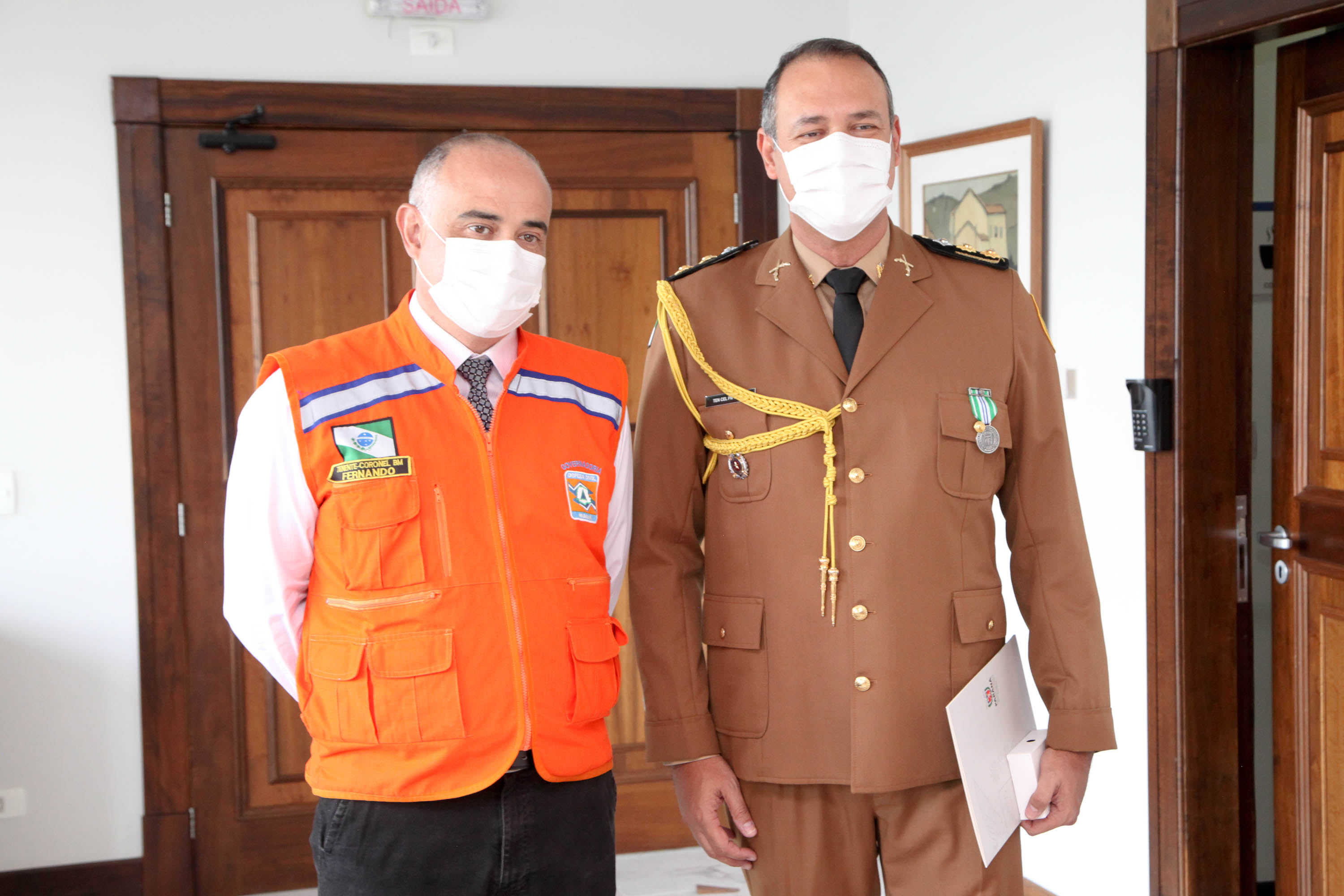 O governador Carlos Massa Ratinho Junior afirmou nesta quarta-feira (21) que a Casa Militar e a Defesa Civil do Estado desempenham papel fundamental de apoio à população no enfrentamento da pandemia do novo coronavírus no Paraná, a primeira com a logística do transporte aéreo dos testes e a segunda com a capacidade de organização e distribuição de insumos e Equipamentos de Proteção Individual (EPIs), além da participação efetiva em ações solidárias e de ajuda humanitária