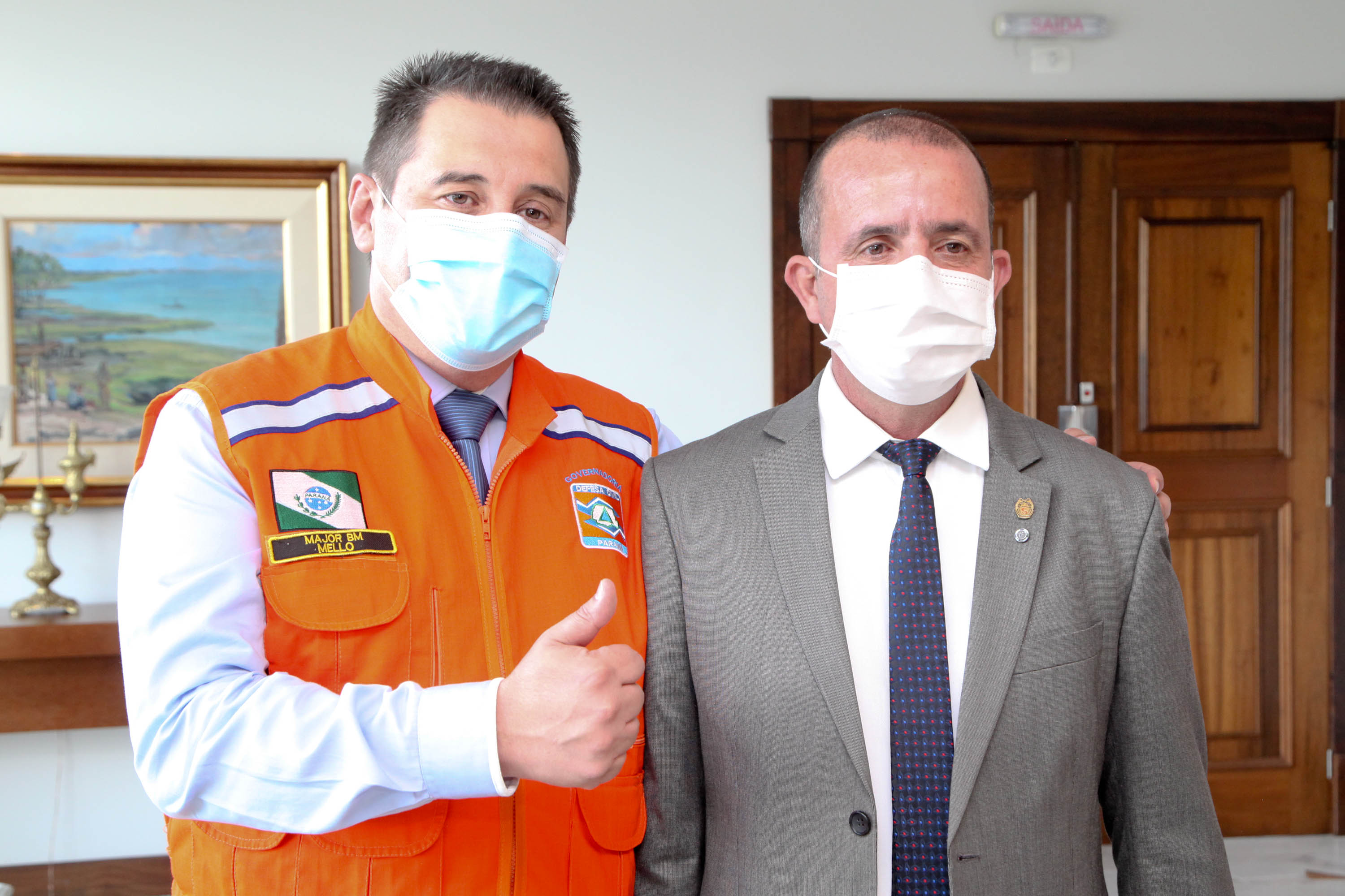 O governador Carlos Massa Ratinho Junior afirmou nesta quarta-feira (21) que a Casa Militar e a Defesa Civil do Estado desempenham papel fundamental de apoio à população no enfrentamento da pandemia do novo coronavírus no Paraná, a primeira com a logística do transporte aéreo dos testes e a segunda com a capacidade de organização e distribuição de insumos e Equipamentos de Proteção Individual (EPIs), além da participação efetiva em ações solidárias e de ajuda humanitária