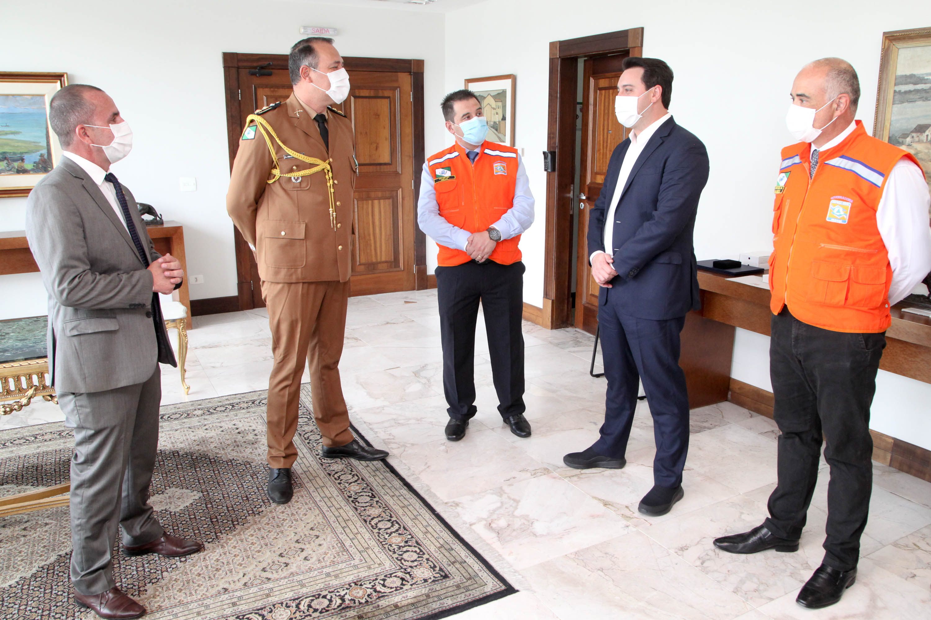 O governador Carlos Massa Ratinho Junior afirmou nesta quarta-feira (21) que a Casa Militar e a Defesa Civil do Estado desempenham papel fundamental de apoio à população no enfrentamento da pandemia do novo coronavírus no Paraná, a primeira com a logística do transporte aéreo dos testes e a segunda com a capacidade de organização e distribuição de insumos e Equipamentos de Proteção Individual (EPIs), além da participação efetiva em ações solidárias e de ajuda humanitária