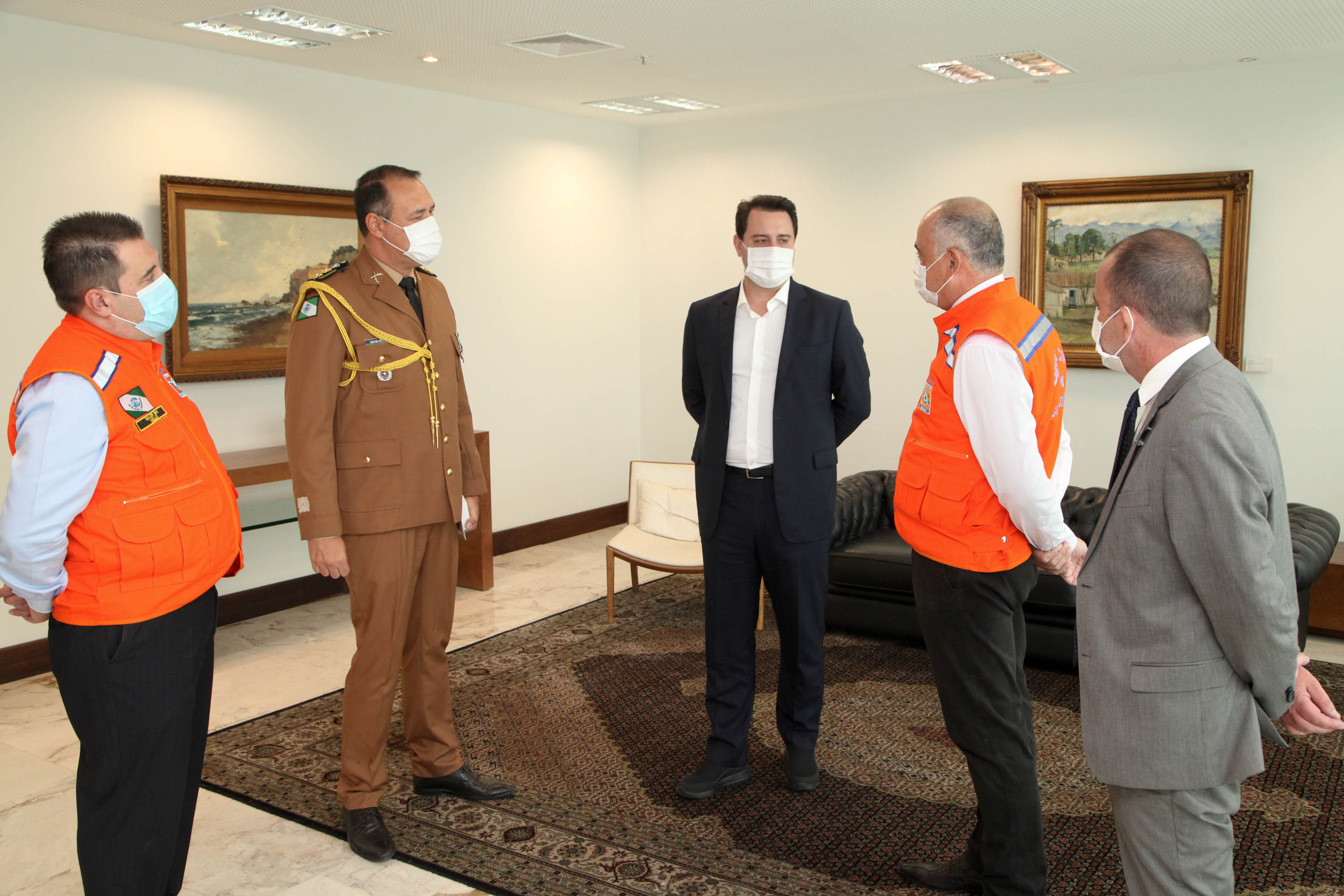 O governador Carlos Massa Ratinho Junior afirmou nesta quarta-feira (21) que a Casa Militar e a Defesa Civil do Estado desempenham papel fundamental de apoio à população no enfrentamento da pandemia do novo coronavírus no Paraná, a primeira com a logística do transporte aéreo dos testes e a segunda com a capacidade de organização e distribuição de insumos e Equipamentos de Proteção Individual (EPIs), além da participação efetiva em ações solidárias e de ajuda humanitária