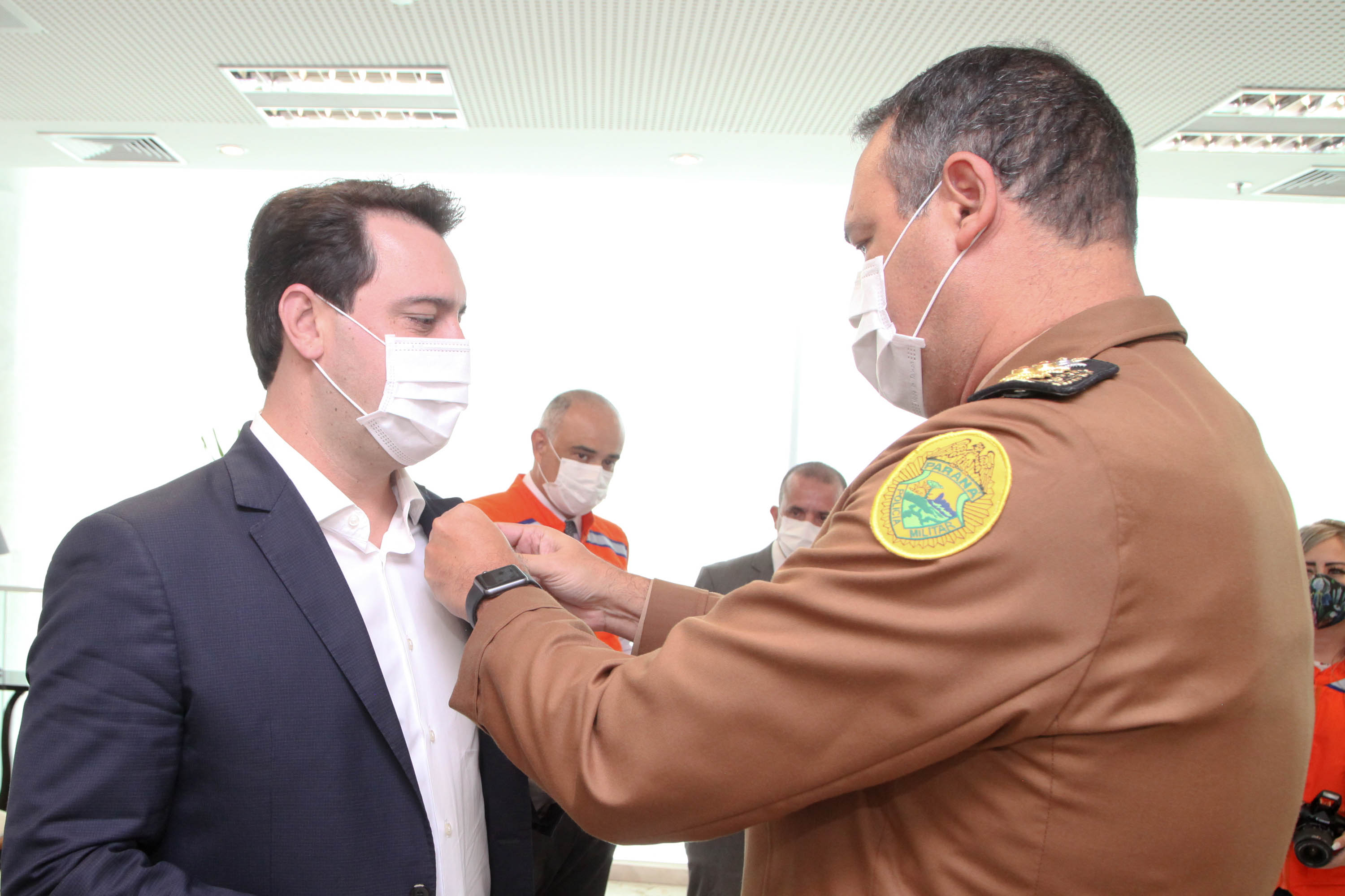 O governador Carlos Massa Ratinho Junior afirmou nesta quarta-feira (21) que a Casa Militar e a Defesa Civil do Estado desempenham papel fundamental de apoio à população no enfrentamento da pandemia do novo coronavírus no Paraná, a primeira com a logística do transporte aéreo dos testes e a segunda com a capacidade de organização e distribuição de insumos e Equipamentos de Proteção Individual (EPIs), além da participação efetiva em ações solidárias e de ajuda humanitária