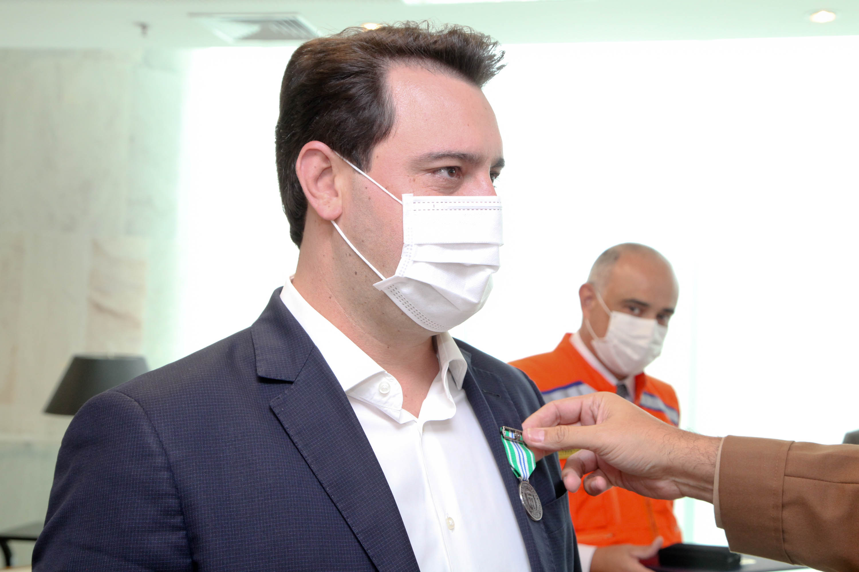 O governador Carlos Massa Ratinho Junior afirmou nesta quarta-feira (21) que a Casa Militar e a Defesa Civil do Estado desempenham papel fundamental de apoio à população no enfrentamento da pandemia do novo coronavírus no Paraná, a primeira com a logística do transporte aéreo dos testes e a segunda com a capacidade de organização e distribuição de insumos e Equipamentos de Proteção Individual (EPIs), além da participação efetiva em ações solidárias e de ajuda humanitária