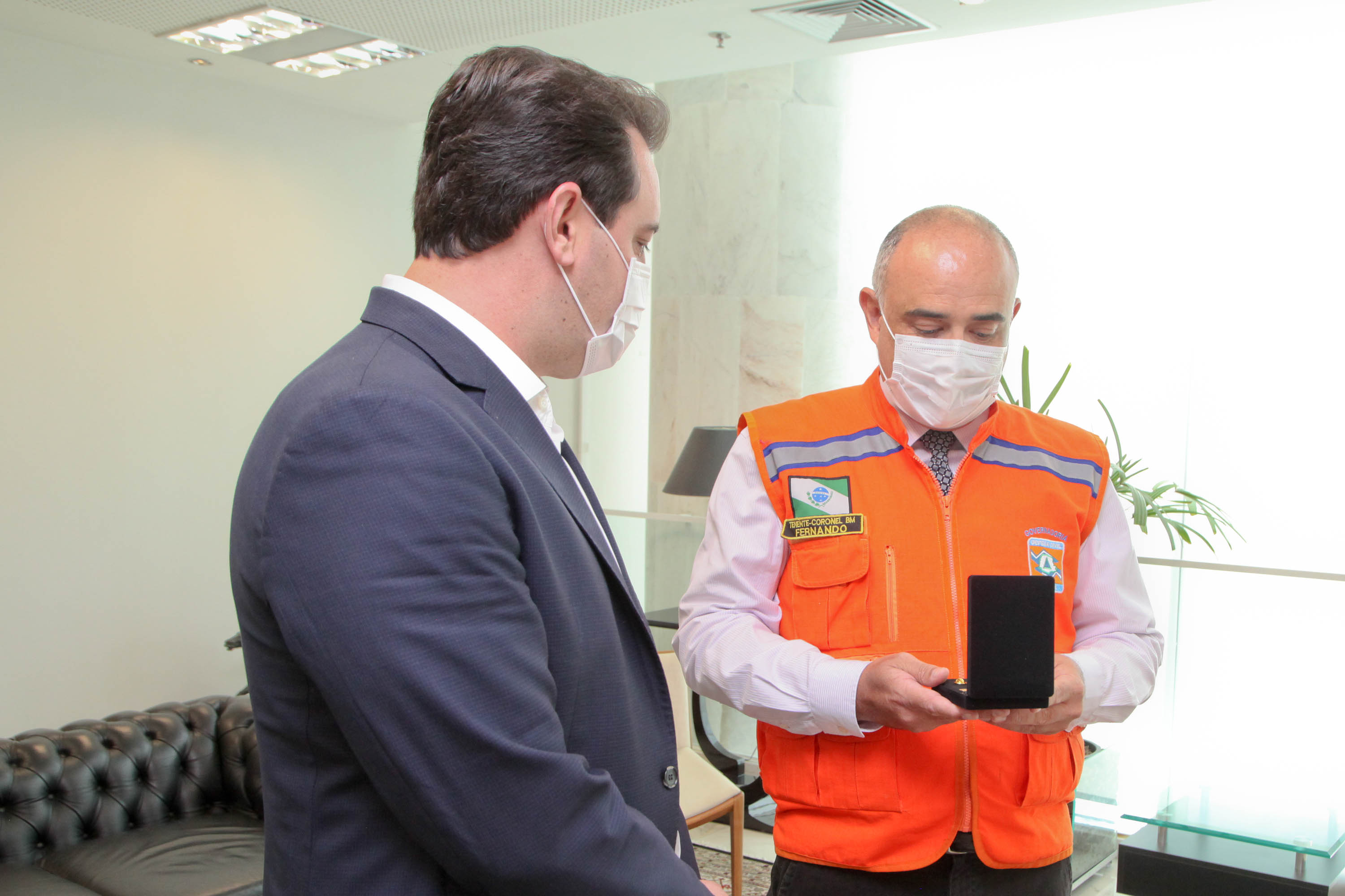 O governador Carlos Massa Ratinho Junior afirmou nesta quarta-feira (21) que a Casa Militar e a Defesa Civil do Estado desempenham papel fundamental de apoio à população no enfrentamento da pandemia do novo coronavírus no Paraná, a primeira com a logística do transporte aéreo dos testes e a segunda com a capacidade de organização e distribuição de insumos e Equipamentos de Proteção Individual (EPIs), além da participação efetiva em ações solidárias e de ajuda humanitária