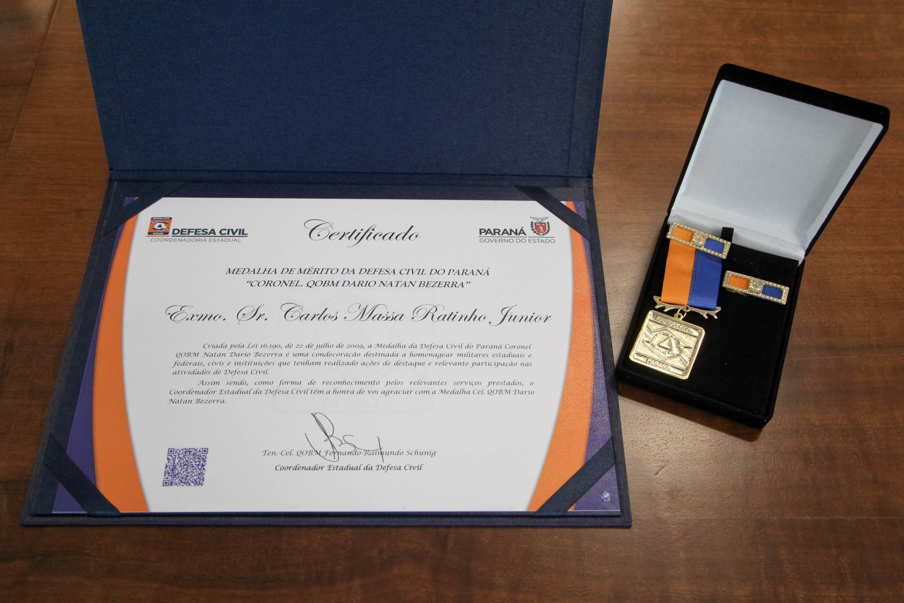 O governador Carlos Massa Ratinho Junior afirmou nesta quarta-feira (21) que a Casa Militar e a Defesa Civil do Estado desempenham papel fundamental de apoio à população no enfrentamento da pandemia do novo coronavírus no Paraná, a primeira com a logística do transporte aéreo dos testes e a segunda com a capacidade de organização e distribuição de insumos e Equipamentos de Proteção Individual (EPIs), além da participação efetiva em ações solidárias e de ajuda humanitária