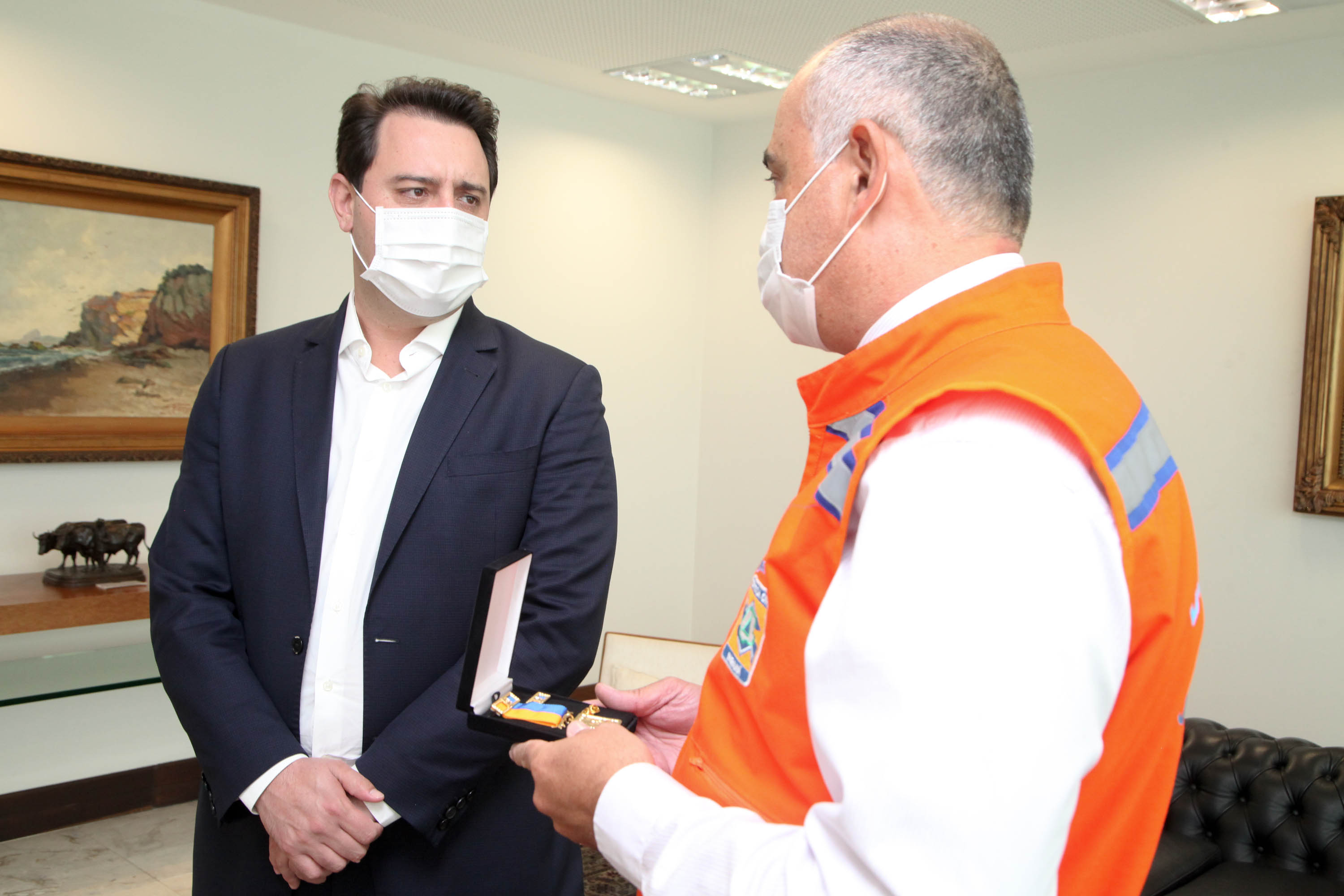 O governador Carlos Massa Ratinho Junior afirmou nesta quarta-feira (21) que a Casa Militar e a Defesa Civil do Estado desempenham papel fundamental de apoio à população no enfrentamento da pandemia do novo coronavírus no Paraná, a primeira com a logística do transporte aéreo dos testes e a segunda com a capacidade de organização e distribuição de insumos e Equipamentos de Proteção Individual (EPIs), além da participação efetiva em ações solidárias e de ajuda humanitária