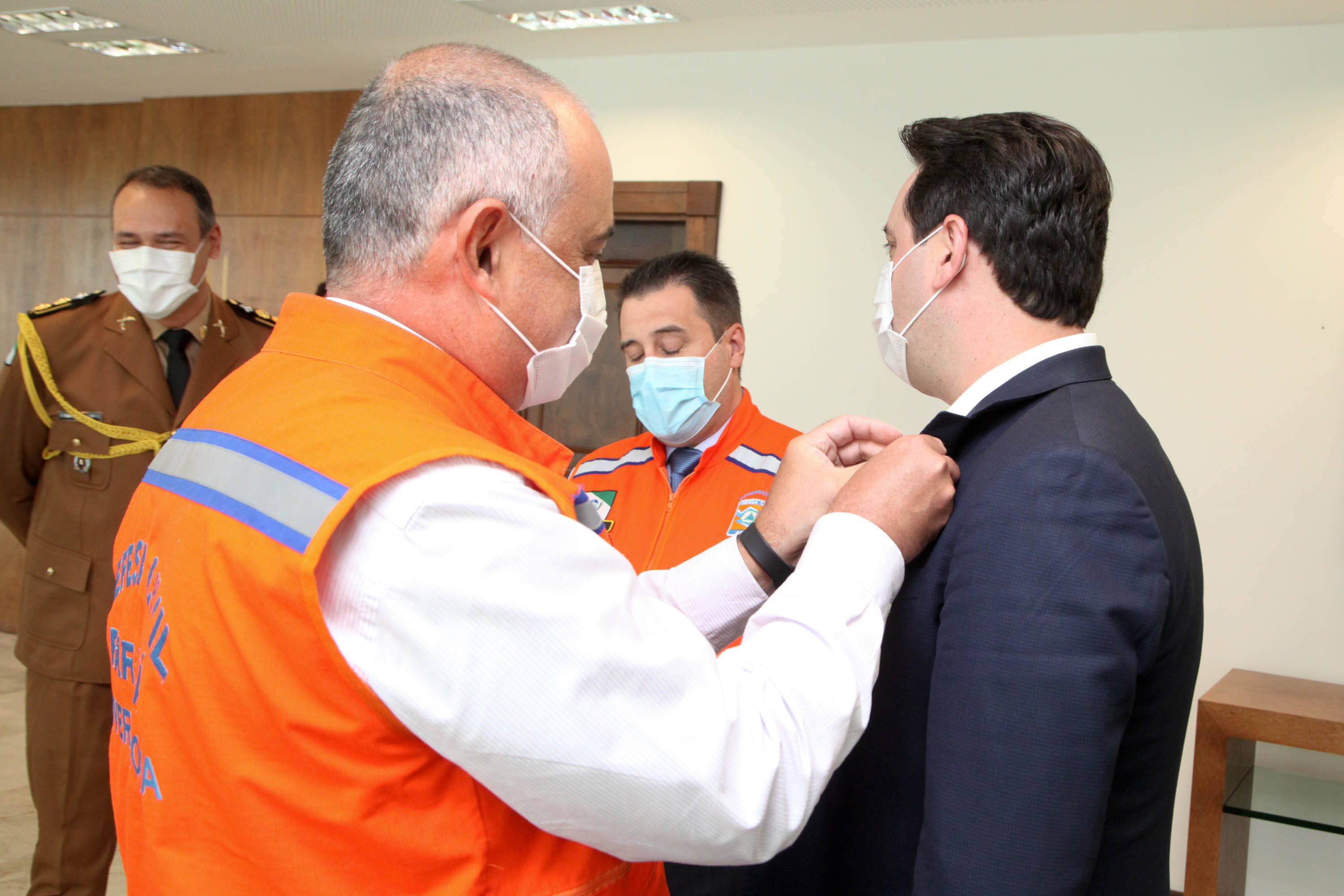 O governador Carlos Massa Ratinho Junior afirmou nesta quarta-feira (21) que a Casa Militar e a Defesa Civil do Estado desempenham papel fundamental de apoio à população no enfrentamento da pandemia do novo coronavírus no Paraná, a primeira com a logística do transporte aéreo dos testes e a segunda com a capacidade de organização e distribuição de insumos e Equipamentos de Proteção Individual (EPIs), além da participação efetiva em ações solidárias e de ajuda humanitária