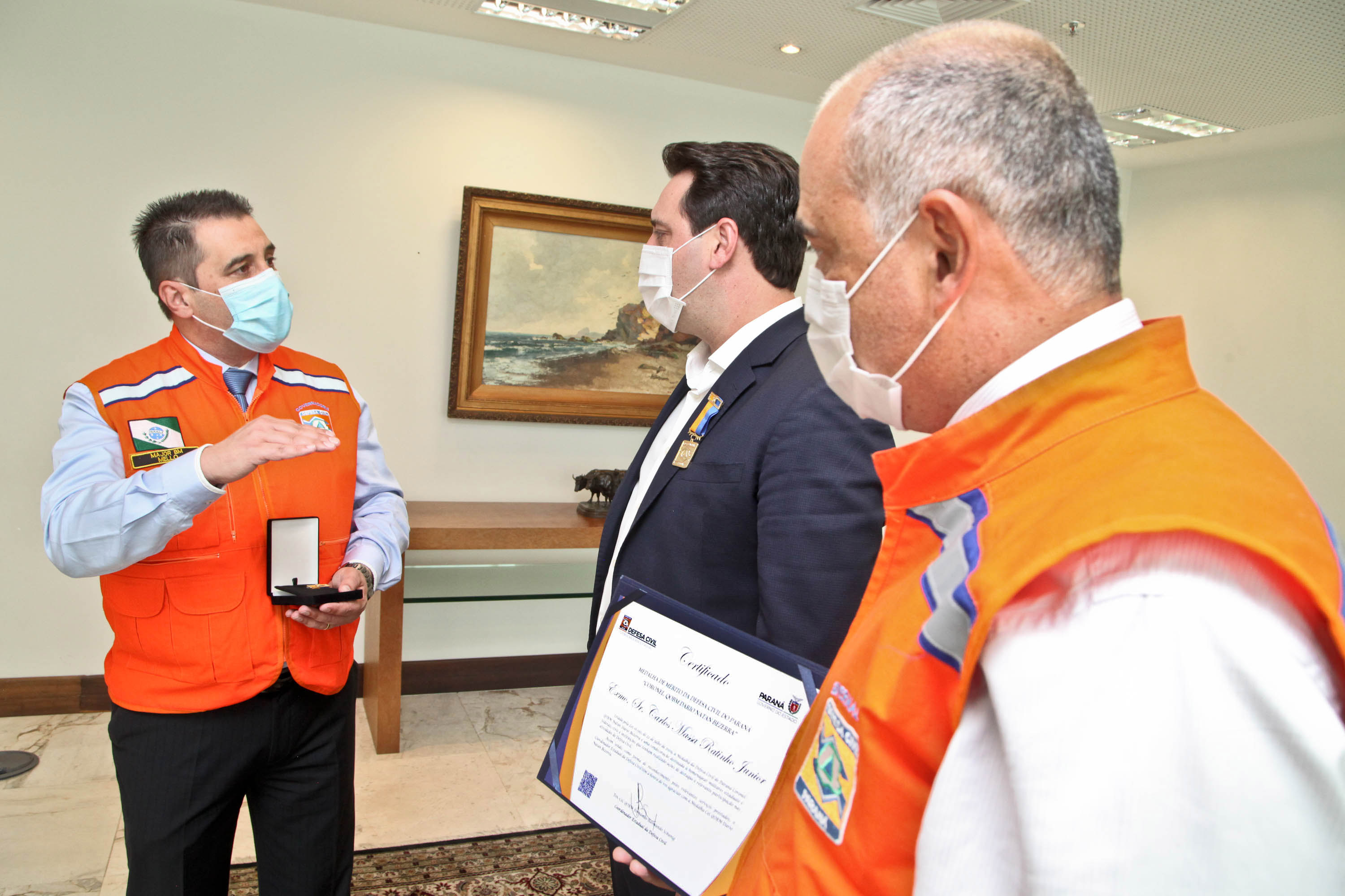 O governador Carlos Massa Ratinho Junior afirmou nesta quarta-feira (21) que a Casa Militar e a Defesa Civil do Estado desempenham papel fundamental de apoio à população no enfrentamento da pandemia do novo coronavírus no Paraná, a primeira com a logística do transporte aéreo dos testes e a segunda com a capacidade de organização e distribuição de insumos e Equipamentos de Proteção Individual (EPIs), além da participação efetiva em ações solidárias e de ajuda humanitária