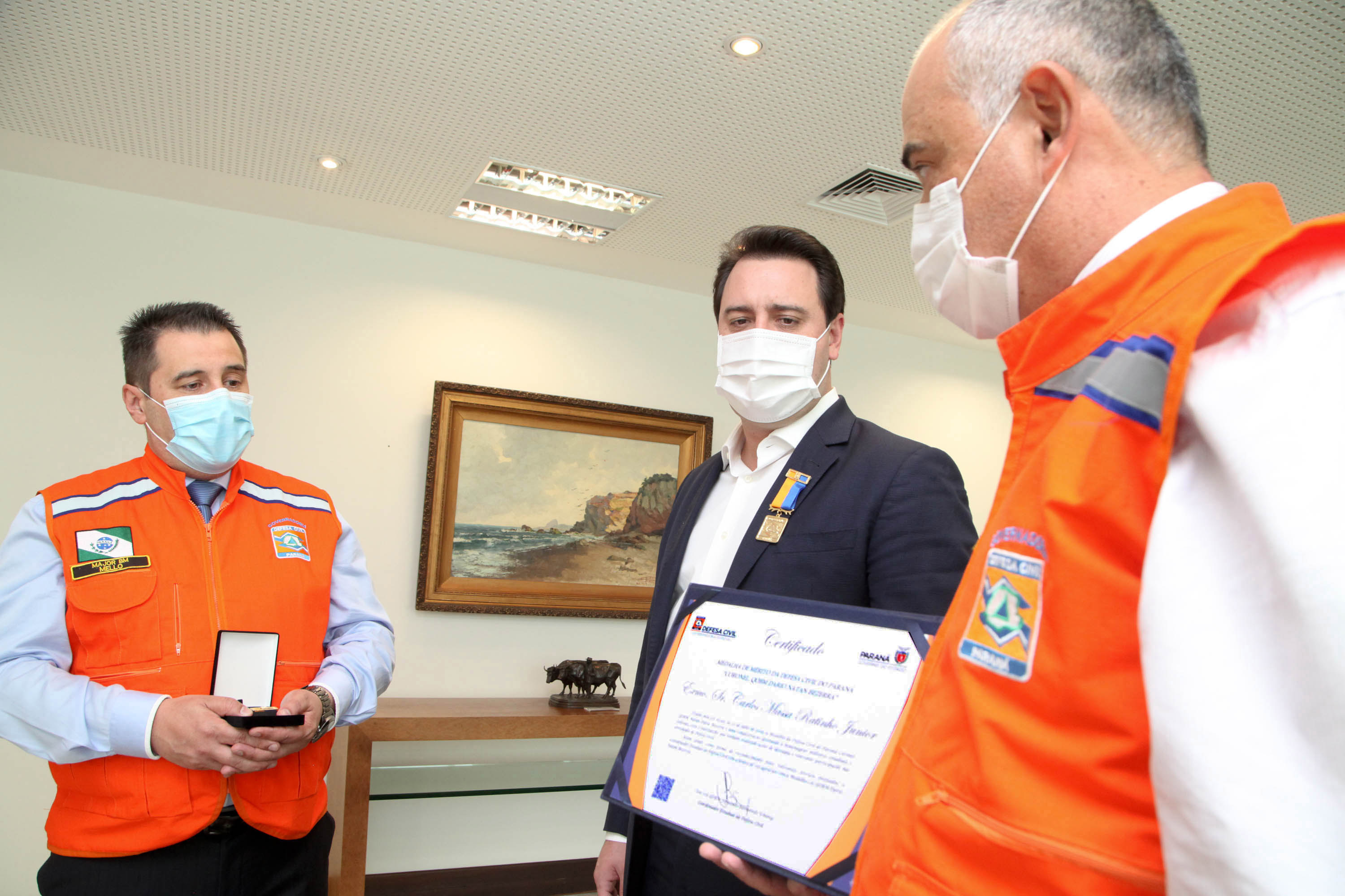 O governador Carlos Massa Ratinho Junior afirmou nesta quarta-feira (21) que a Casa Militar e a Defesa Civil do Estado desempenham papel fundamental de apoio à população no enfrentamento da pandemia do novo coronavírus no Paraná, a primeira com a logística do transporte aéreo dos testes e a segunda com a capacidade de organização e distribuição de insumos e Equipamentos de Proteção Individual (EPIs), além da participação efetiva em ações solidárias e de ajuda humanitária