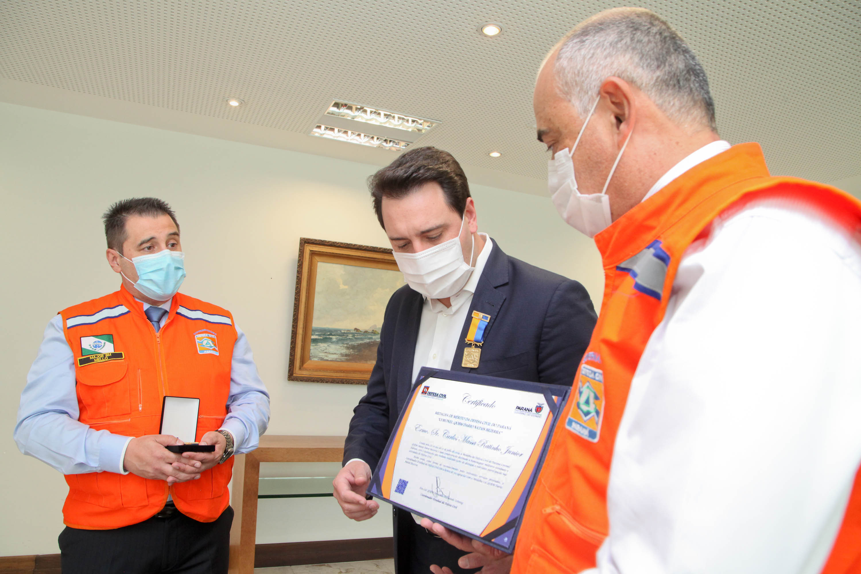 O governador Carlos Massa Ratinho Junior afirmou nesta quarta-feira (21) que a Casa Militar e a Defesa Civil do Estado desempenham papel fundamental de apoio à população no enfrentamento da pandemia do novo coronavírus no Paraná, a primeira com a logística do transporte aéreo dos testes e a segunda com a capacidade de organização e distribuição de insumos e Equipamentos de Proteção Individual (EPIs), além da participação efetiva em ações solidárias e de ajuda humanitária