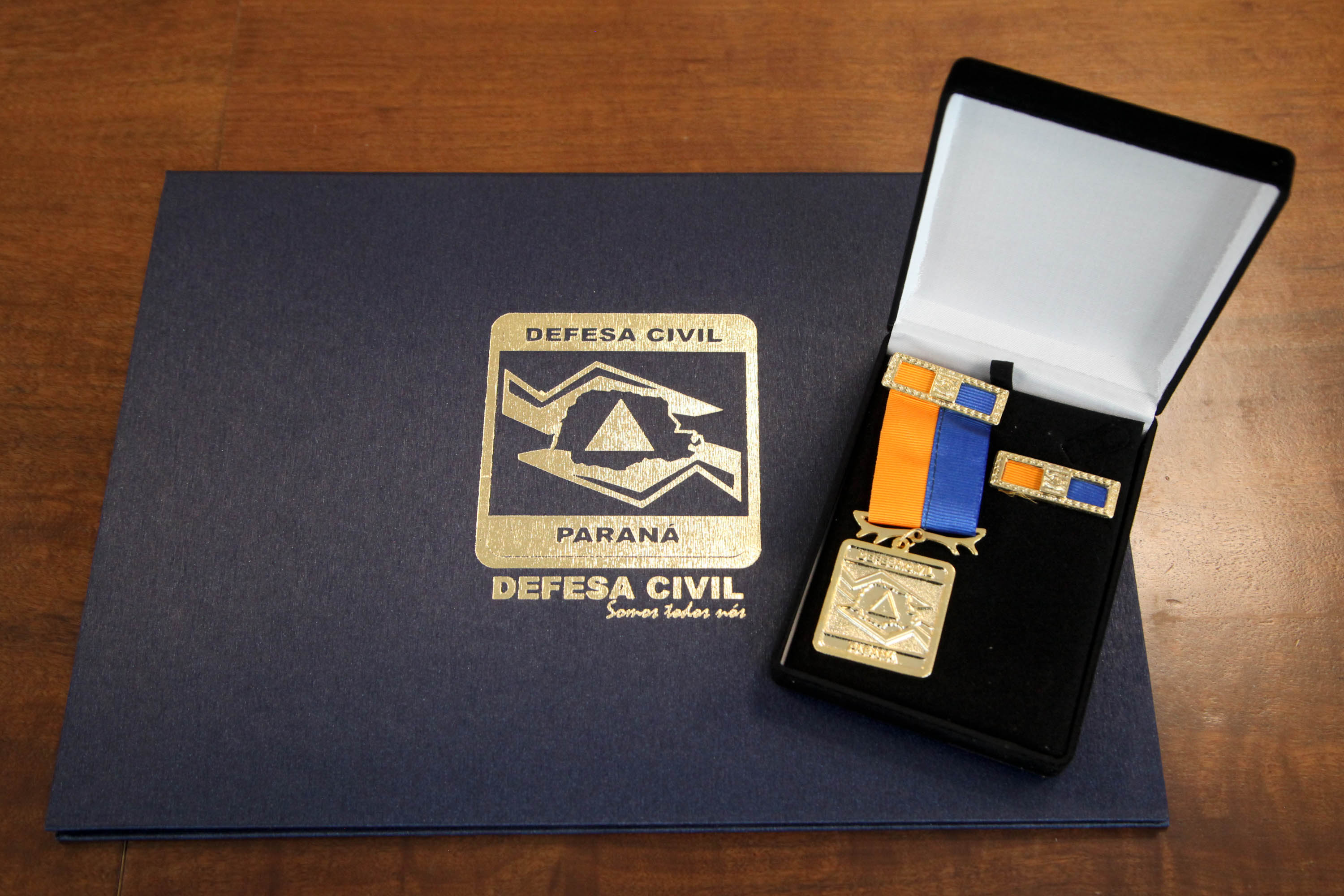 O governador Carlos Massa Ratinho Junior afirmou nesta quarta-feira (21) que a Casa Militar e a Defesa Civil do Estado desempenham papel fundamental de apoio à população no enfrentamento da pandemia do novo coronavírus no Paraná, a primeira com a logística do transporte aéreo dos testes e a segunda com a capacidade de organização e distribuição de insumos e Equipamentos de Proteção Individual (EPIs), além da participação efetiva em ações solidárias e de ajuda humanitária