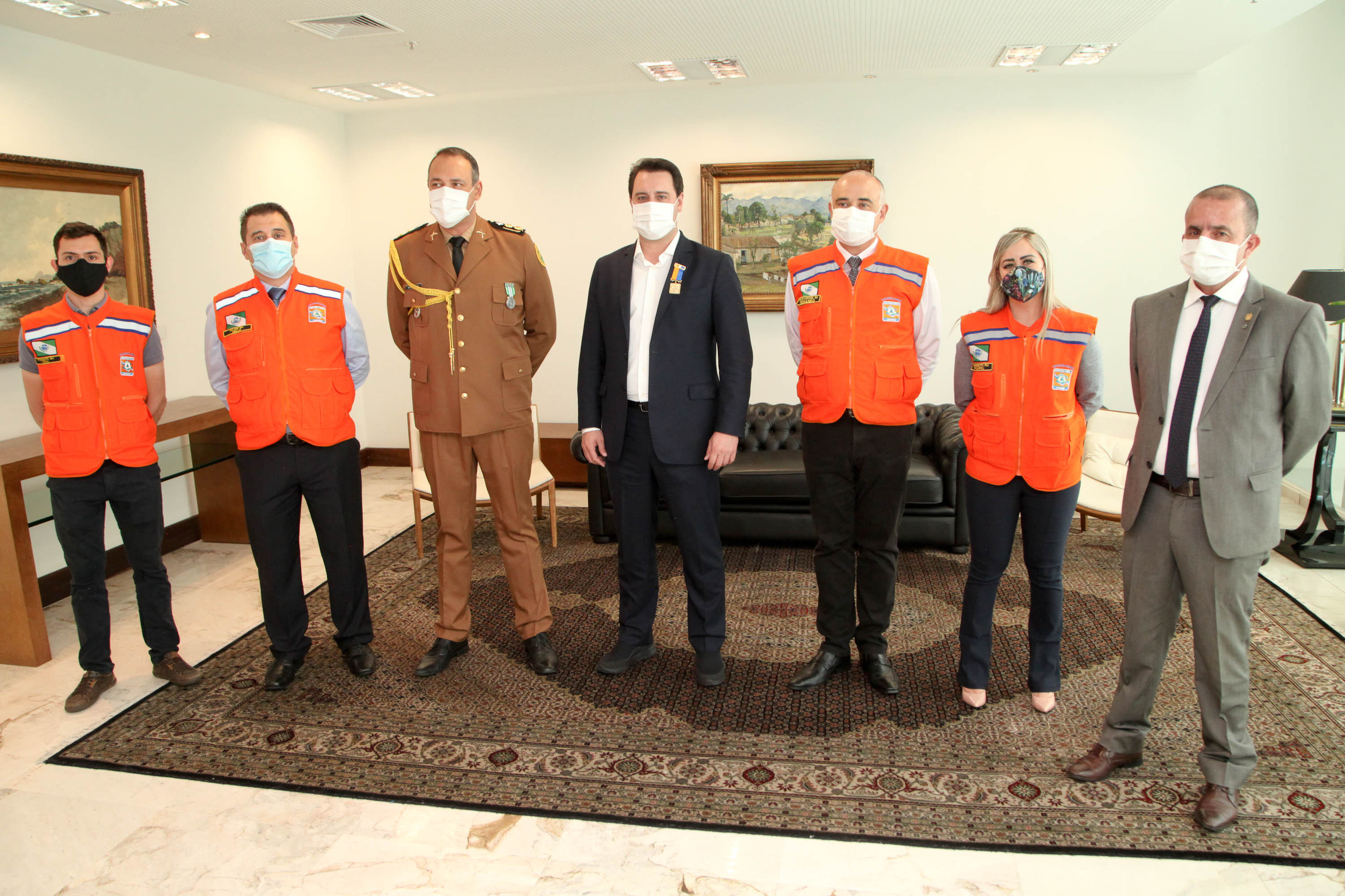 O governador Carlos Massa Ratinho Junior afirmou nesta quarta-feira (21) que a Casa Militar e a Defesa Civil do Estado desempenham papel fundamental de apoio à população no enfrentamento da pandemia do novo coronavírus no Paraná, a primeira com a logística do transporte aéreo dos testes e a segunda com a capacidade de organização e distribuição de insumos e Equipamentos de Proteção Individual (EPIs), além da participação efetiva em ações solidárias e de ajuda humanitária