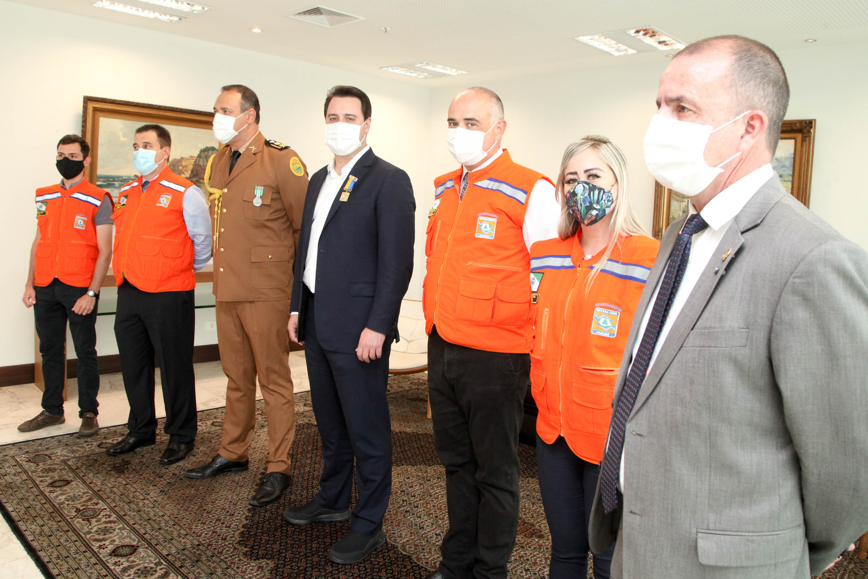 O governador Carlos Massa Ratinho Junior afirmou nesta quarta-feira (21) que a Casa Militar e a Defesa Civil do Estado desempenham papel fundamental de apoio à população no enfrentamento da pandemia do novo coronavírus no Paraná, a primeira com a logística do transporte aéreo dos testes e a segunda com a capacidade de organização e distribuição de insumos e Equipamentos de Proteção Individual (EPIs), além da participação efetiva em ações solidárias e de ajuda humanitária