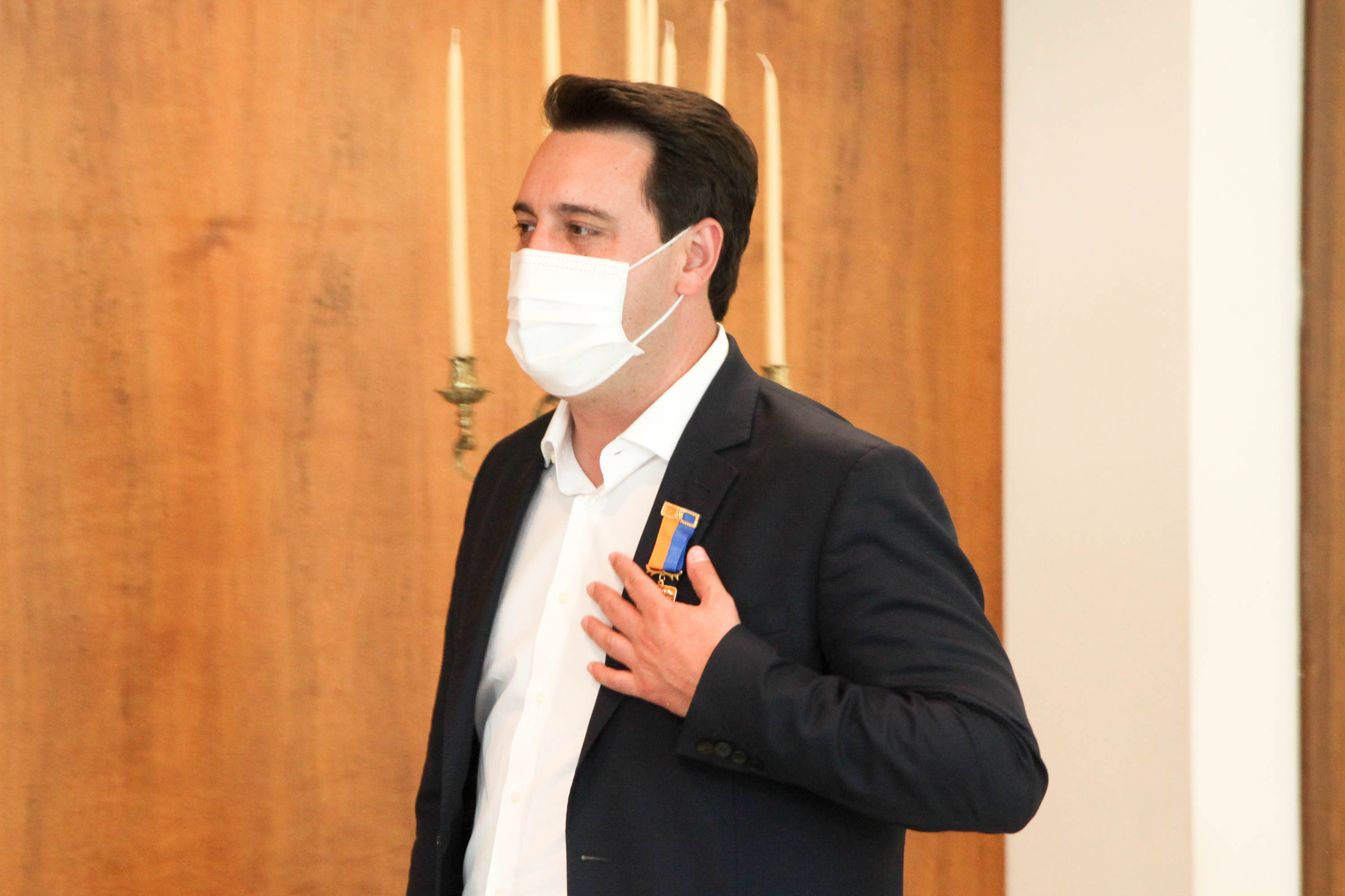 O governador Carlos Massa Ratinho Junior afirmou nesta quarta-feira (21) que a Casa Militar e a Defesa Civil do Estado desempenham papel fundamental de apoio à população no enfrentamento da pandemia do novo coronavírus no Paraná, a primeira com a logística do transporte aéreo dos testes e a segunda com a capacidade de organização e distribuição de insumos e Equipamentos de Proteção Individual (EPIs), além da participação efetiva em ações solidárias e de ajuda humanitária