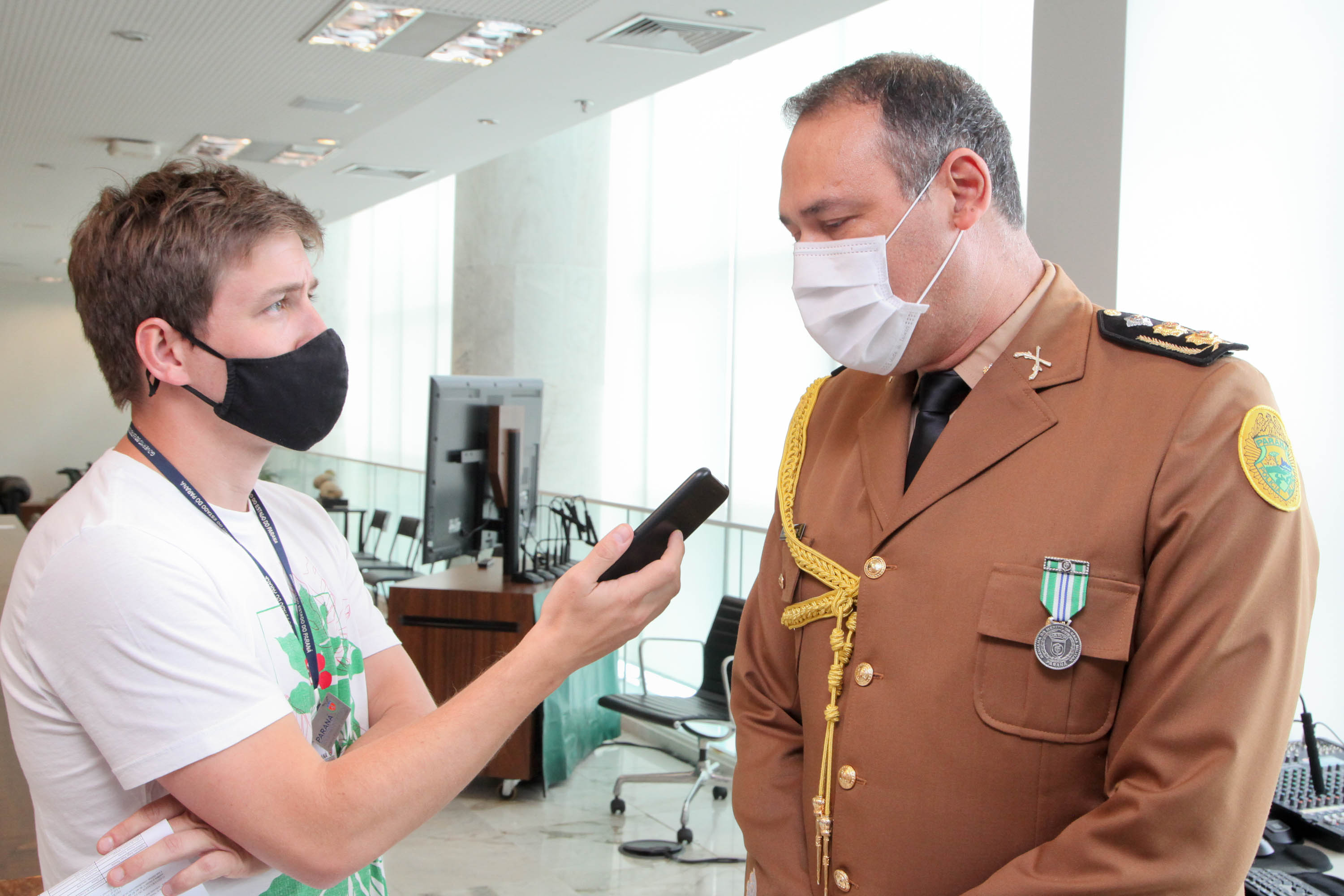 O governador Carlos Massa Ratinho Junior afirmou nesta quarta-feira (21) que a Casa Militar e a Defesa Civil do Estado desempenham papel fundamental de apoio à população no enfrentamento da pandemia do novo coronavírus no Paraná, a primeira com a logística do transporte aéreo dos testes e a segunda com a capacidade de organização e distribuição de insumos e Equipamentos de Proteção Individual (EPIs), além da participação efetiva em ações solidárias e de ajuda humanitária