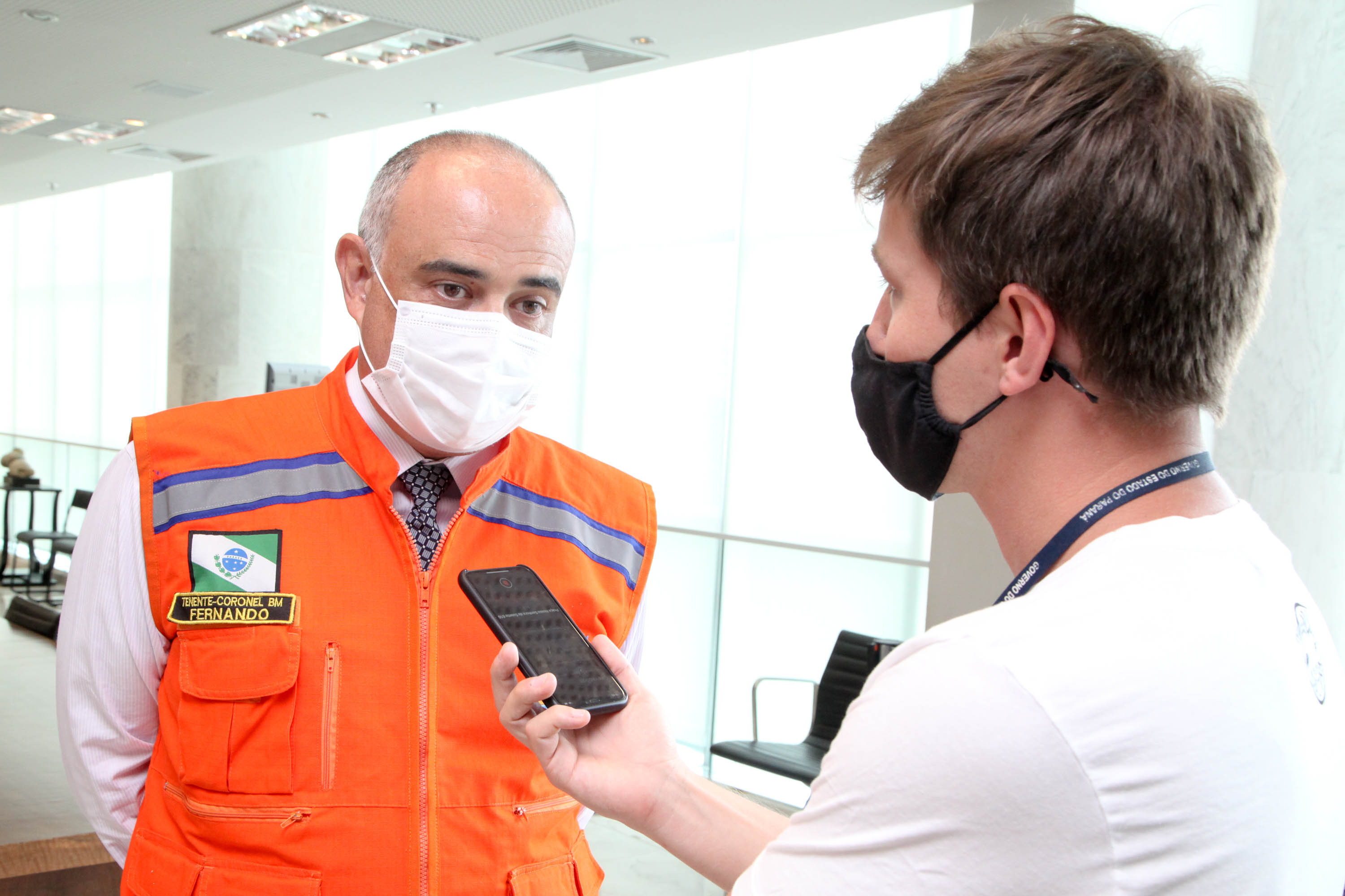 O governador Carlos Massa Ratinho Junior afirmou nesta quarta-feira (21) que a Casa Militar e a Defesa Civil do Estado desempenham papel fundamental de apoio à população no enfrentamento da pandemia do novo coronavírus no Paraná, a primeira com a logística do transporte aéreo dos testes e a segunda com a capacidade de organização e distribuição de insumos e Equipamentos de Proteção Individual (EPIs), além da participação efetiva em ações solidárias e de ajuda humanitária