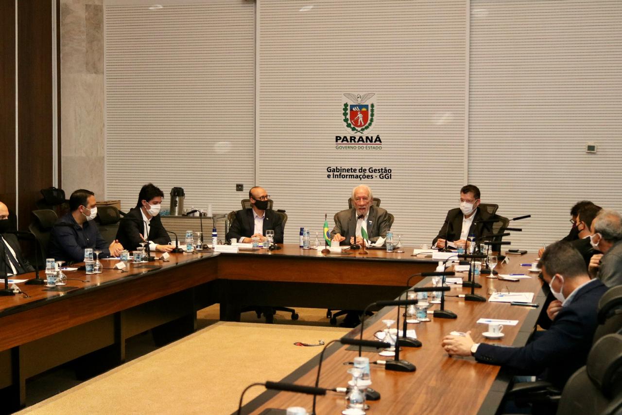 O Governo do Paraná quer atrair mais investimentos produtivos para os municípios, a fim de incrementar a oferta de emprego e renda localmente, segundo afirmou o vice-governador Darci Piana ao participar, nesta quinta-feira (22) do Fórum Invest. O evento foi online e apresentou a prefeitos e secretários municipais, as ações da Invest Paraná, agência estadual responsável pela prospecção de novos negócios e atração de empresas. Foto: Camila Tonett