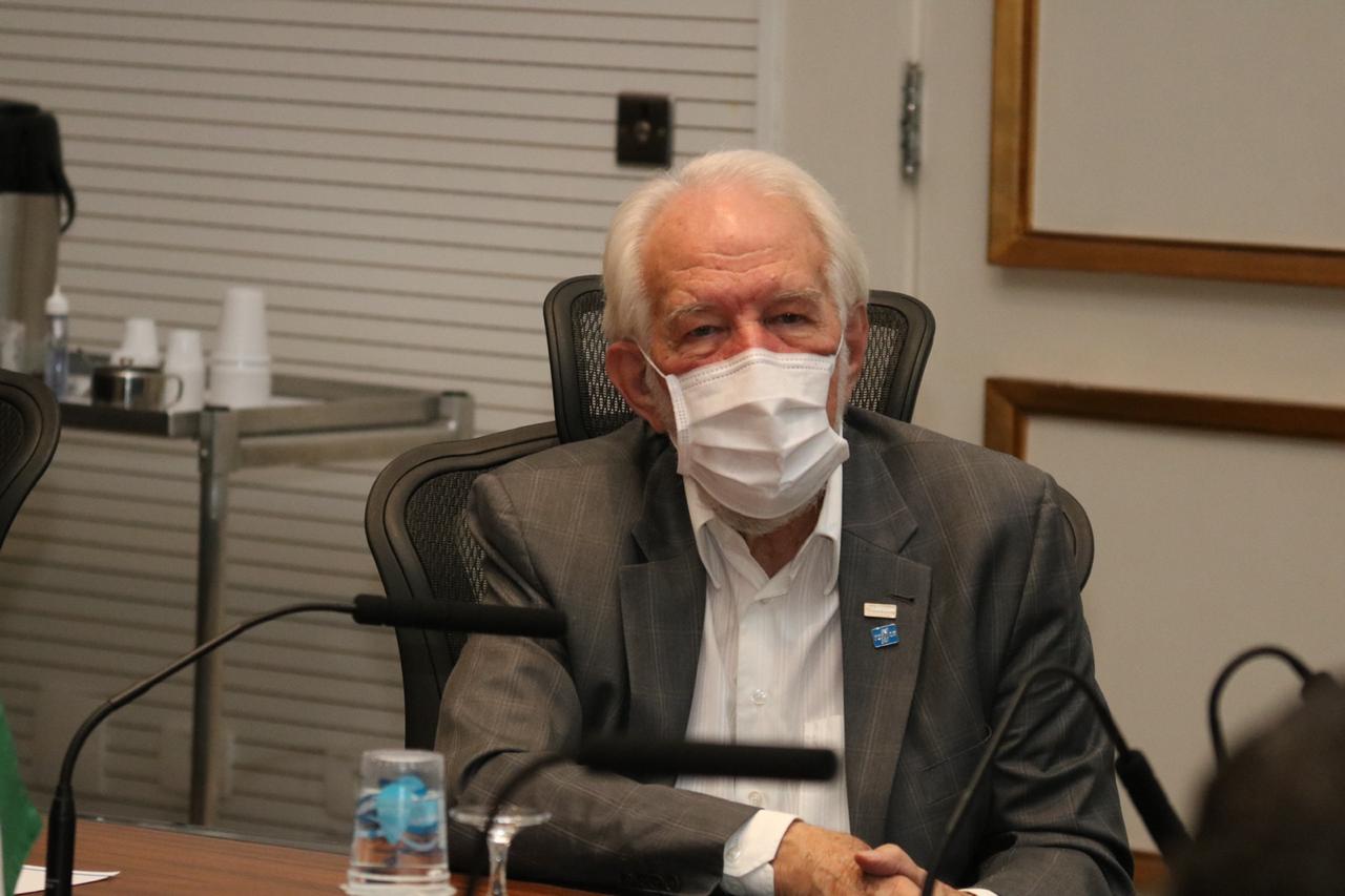 O Governo do Paraná quer atrair mais investimentos produtivos para os municípios, a fim de incrementar a oferta de emprego e renda localmente, segundo afirmou o vice-governador Darci Piana ao participar, nesta quinta-feira (22) do Fórum Invest. O evento foi online e apresentou a prefeitos e secretários municipais, as ações da Invest Paraná, agência estadual responsável pela prospecção de novos negócios e atração de empresas. Foto: Camila Tonett