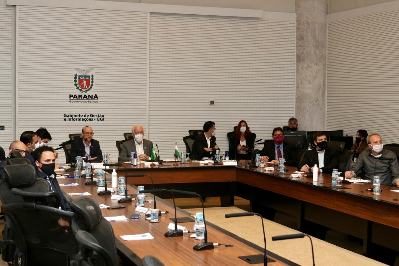 O Governo do Paraná quer atrair mais investimentos produtivos para os municípios, a fim de incrementar a oferta de emprego e renda localmente, segundo afirmou o vice-governador Darci Piana ao participar, nesta quinta-feira (22) do Fórum Invest. O evento foi online e apresentou a prefeitos e secretários municipais, as ações da Invest Paraná, agência estadual responsável pela prospecção de novos negócios e atração de empresas. Foto: Camila Tonett