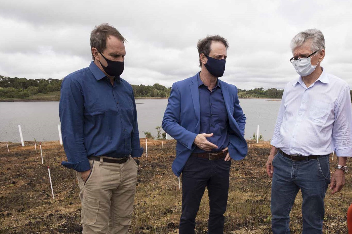 A Sanepar entregou nesta sexta-feira (23) a obra de revitalização da cabeceira da ponte da Estrada Nova Tirol, sobre a Barragem Piraquara II, no Município de Piraquara. A Companhia investiu R$ 1,1 milhão no terraceamento, cercamento, plantio de mudas e de grama, drenagem e colocação de terra e pedras, elevando a margem da barragem. O objetivo é corrigir a erosão e evitar o acesso de veículos e banhistas à área por questões de segurança.