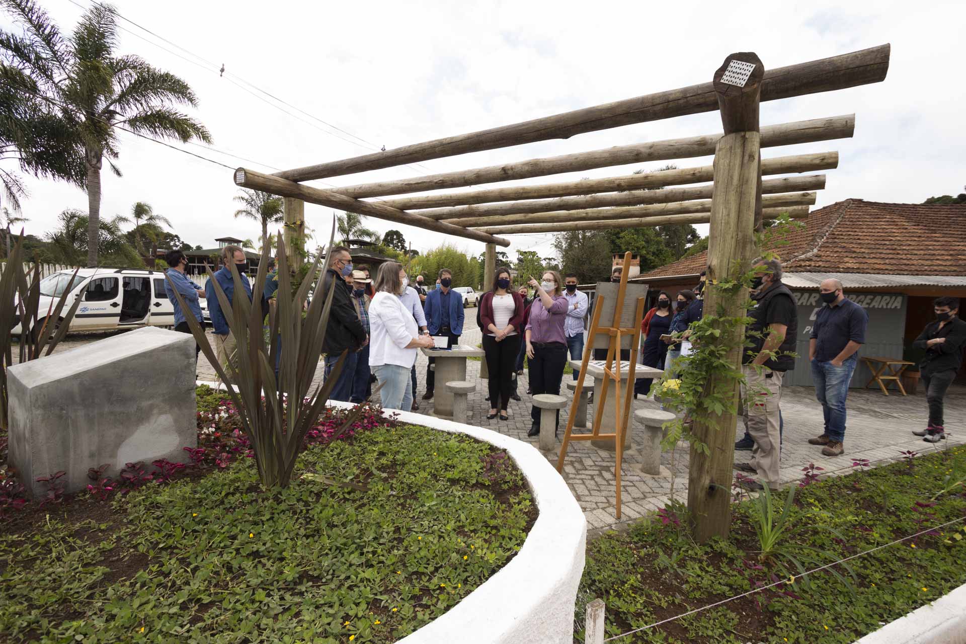 A Sanepar entregou nesta sexta-feira (23) a obra de revitalização da cabeceira da ponte da Estrada Nova Tirol, sobre a Barragem Piraquara II, no Município de Piraquara. A Companhia investiu R$ 1,1 milhão no terraceamento, cercamento, plantio de mudas e de grama, drenagem e colocação de terra e pedras, elevando a margem da barragem. O objetivo é corrigir a erosão e evitar o acesso de veículos e banhistas à área por questões de segurança.