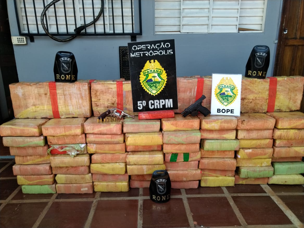 A terceira edição da Operação Metrópolis do 5º Comando Regional da PM (5º CRPM), no Oeste e Sudoeste do estado, terminou nesta quinta-feira (22/10) com 218 presos, 7,7 toneladas de maconha, 42 armas de fogo e R$ 129.120,00 apreendidos. Já o balanço total das três edições aponta um prejuízo de R$ 25 milhões ao crime organizado graças as apreensões de drogas, armas, veículos e contrabando.
 Foto:SESP