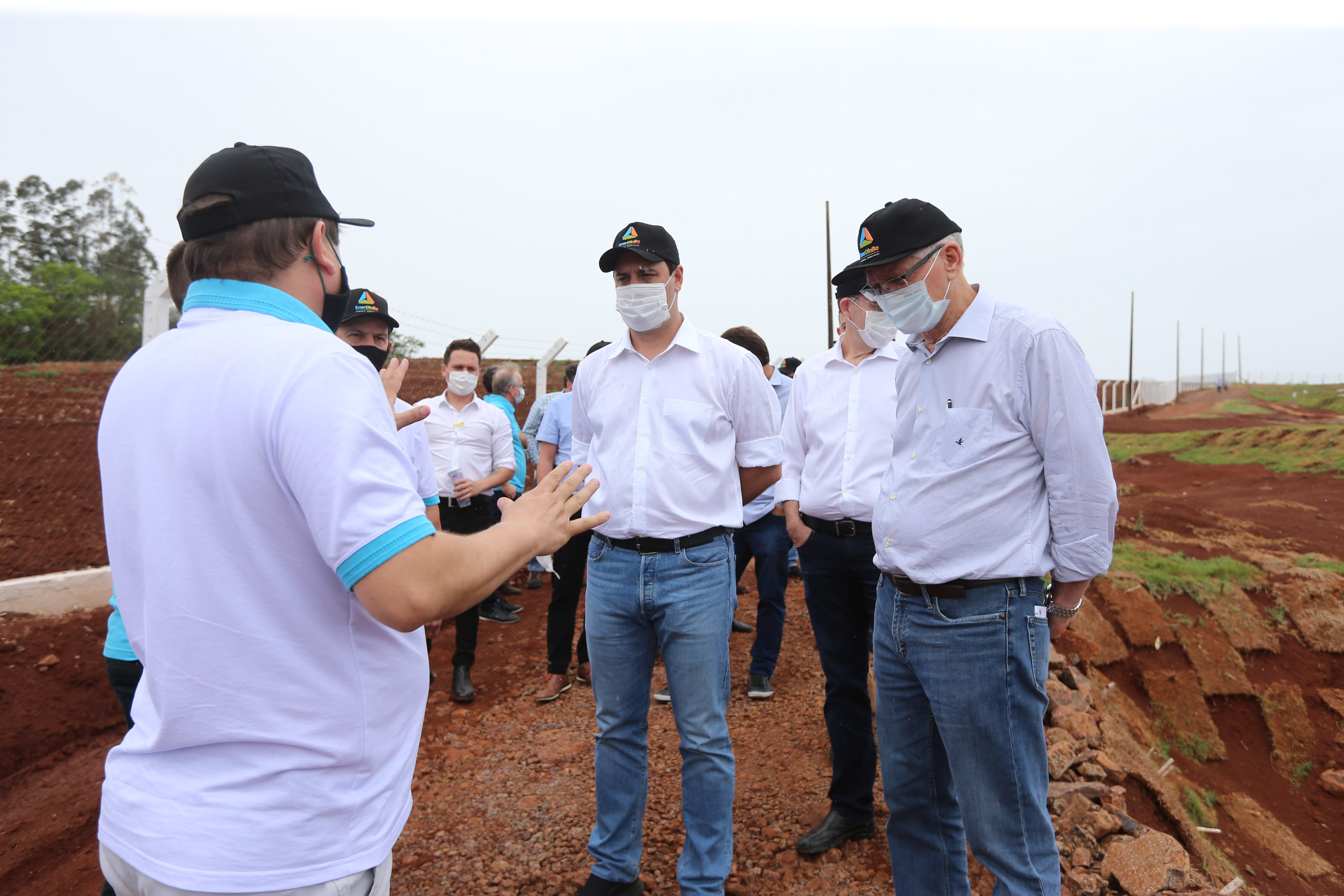 O governador Carlos Massa Ratinho Junior participa nesta quinta-feira (29) da inauguração da usina híbrida EnerDinBo, em Ouro Verde do Oeste. A geradora utilizará a luz do sol e dejetos da suinocultura para produzir energia elétrica. O investimento privado foi de R$ 12 milhões.Ouro Verde do Oeste, 29/10/2020 - Foto: Geraldo Bubniak/AEN