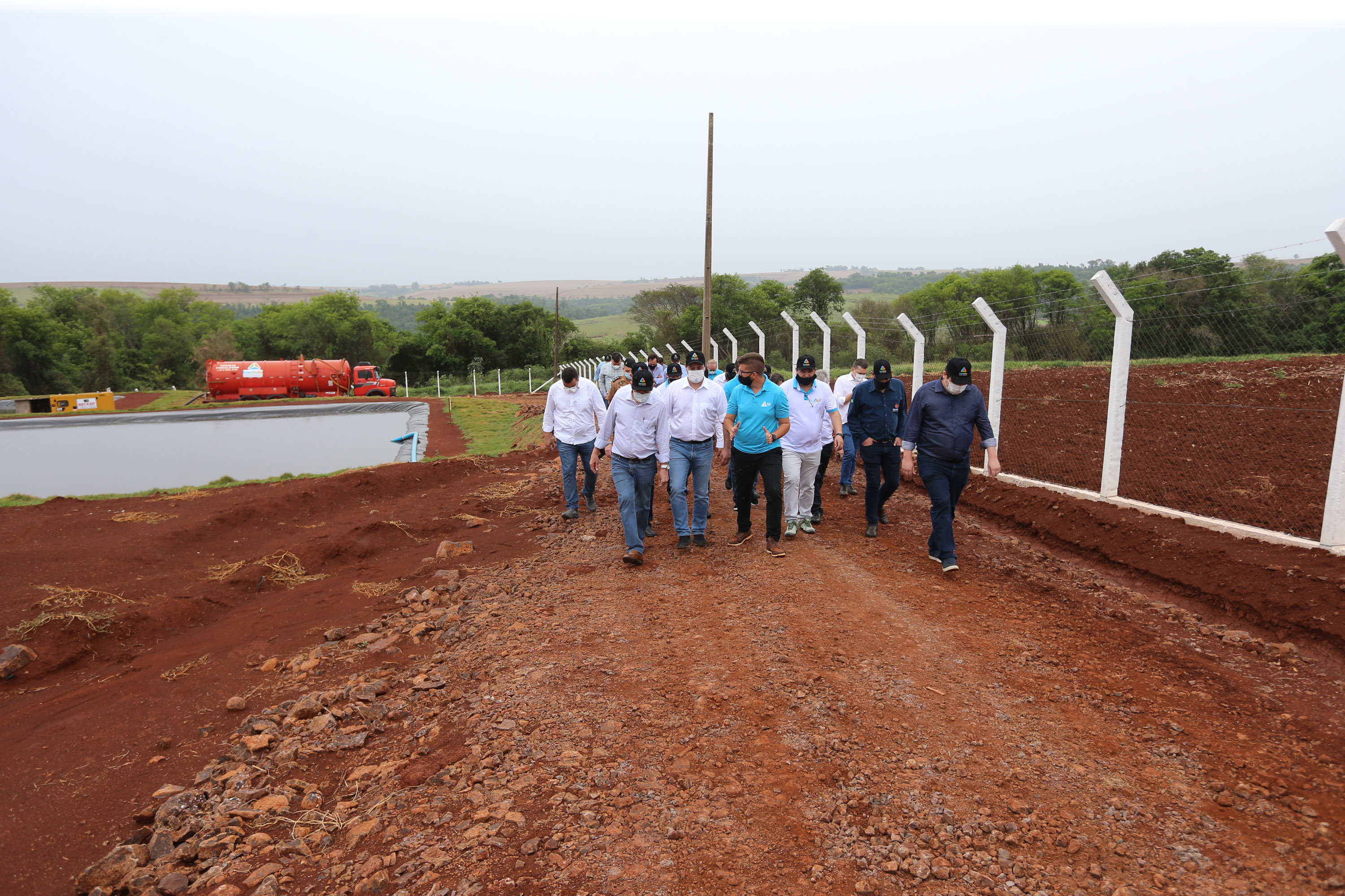 O governador Carlos Massa Ratinho Junior participa nesta quinta-feira (29) da inauguração da usina híbrida EnerDinBo, em Ouro Verde do Oeste. A geradora utilizará a luz do sol e dejetos da suinocultura para produzir energia elétrica. O investimento privado foi de R$ 12 milhões.Ouro Verde do Oeste, 29/10/2020 - Foto: Geraldo Bubniak/AEN