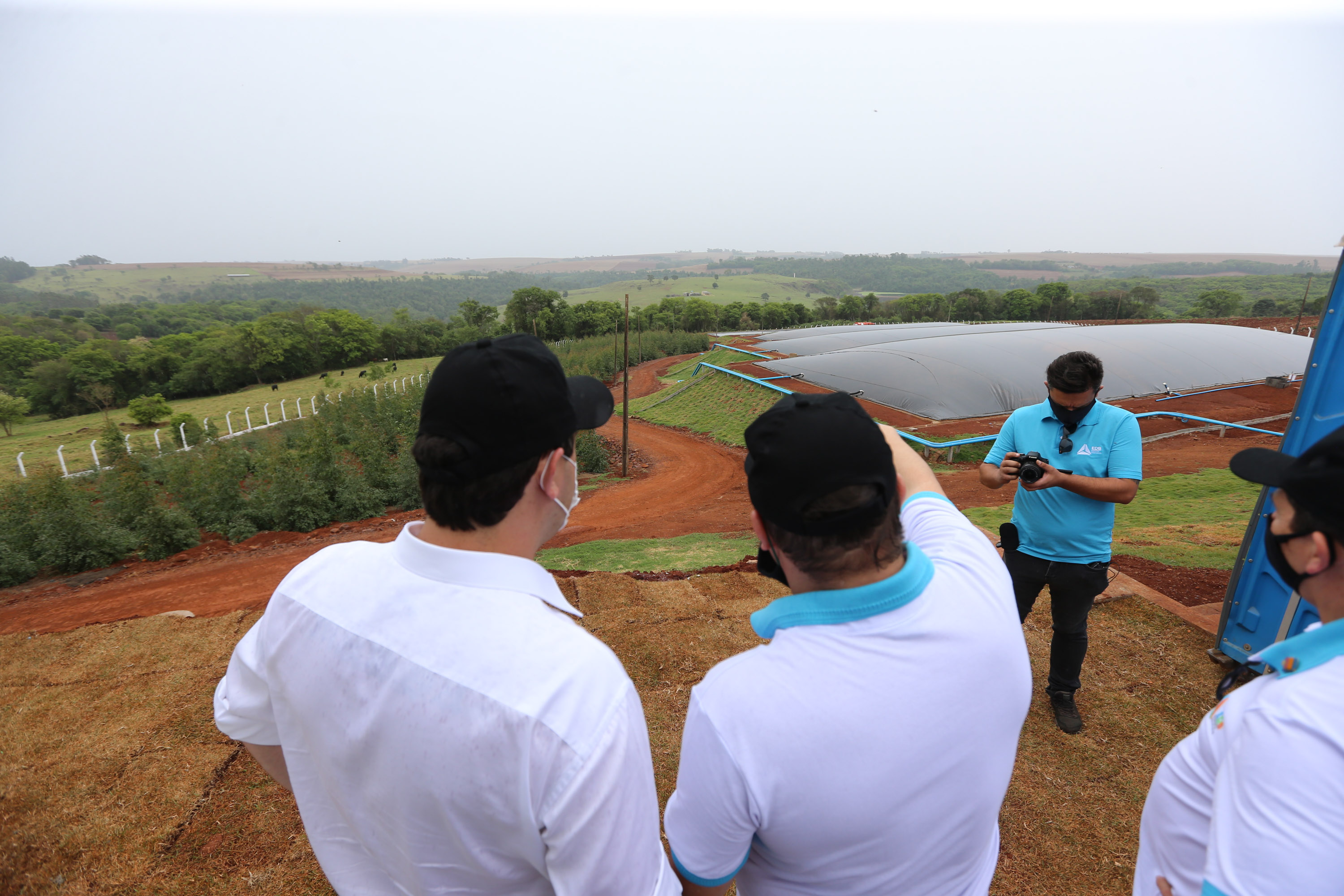 O governador Carlos Massa Ratinho Junior participa nesta quinta-feira (29) da inauguração da usina híbrida EnerDinBo, em Ouro Verde do Oeste. A geradora utilizará a luz do sol e dejetos da suinocultura para produzir energia elétrica. O investimento privado foi de R$ 12 milhões.Ouro Verde do Oeste, 29/10/2020 - Foto: Geraldo Bubniak/AEN