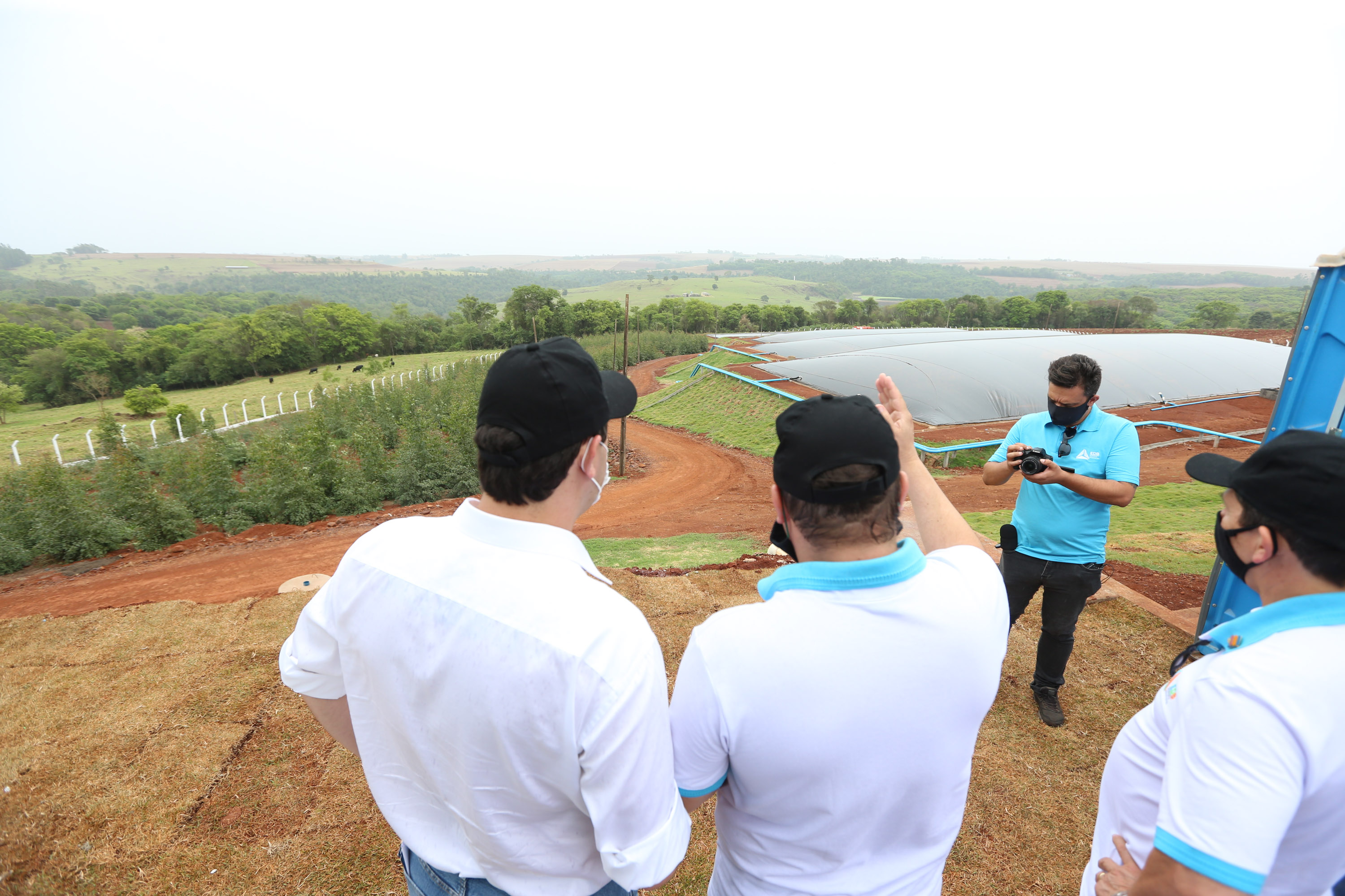 O governador Carlos Massa Ratinho Junior participa nesta quinta-feira (29) da inauguração da usina híbrida EnerDinBo, em Ouro Verde do Oeste. A geradora utilizará a luz do sol e dejetos da suinocultura para produzir energia elétrica. O investimento privado foi de R$ 12 milhões.Ouro Verde do Oeste, 29/10/2020 - Foto: Geraldo Bubniak/AEN